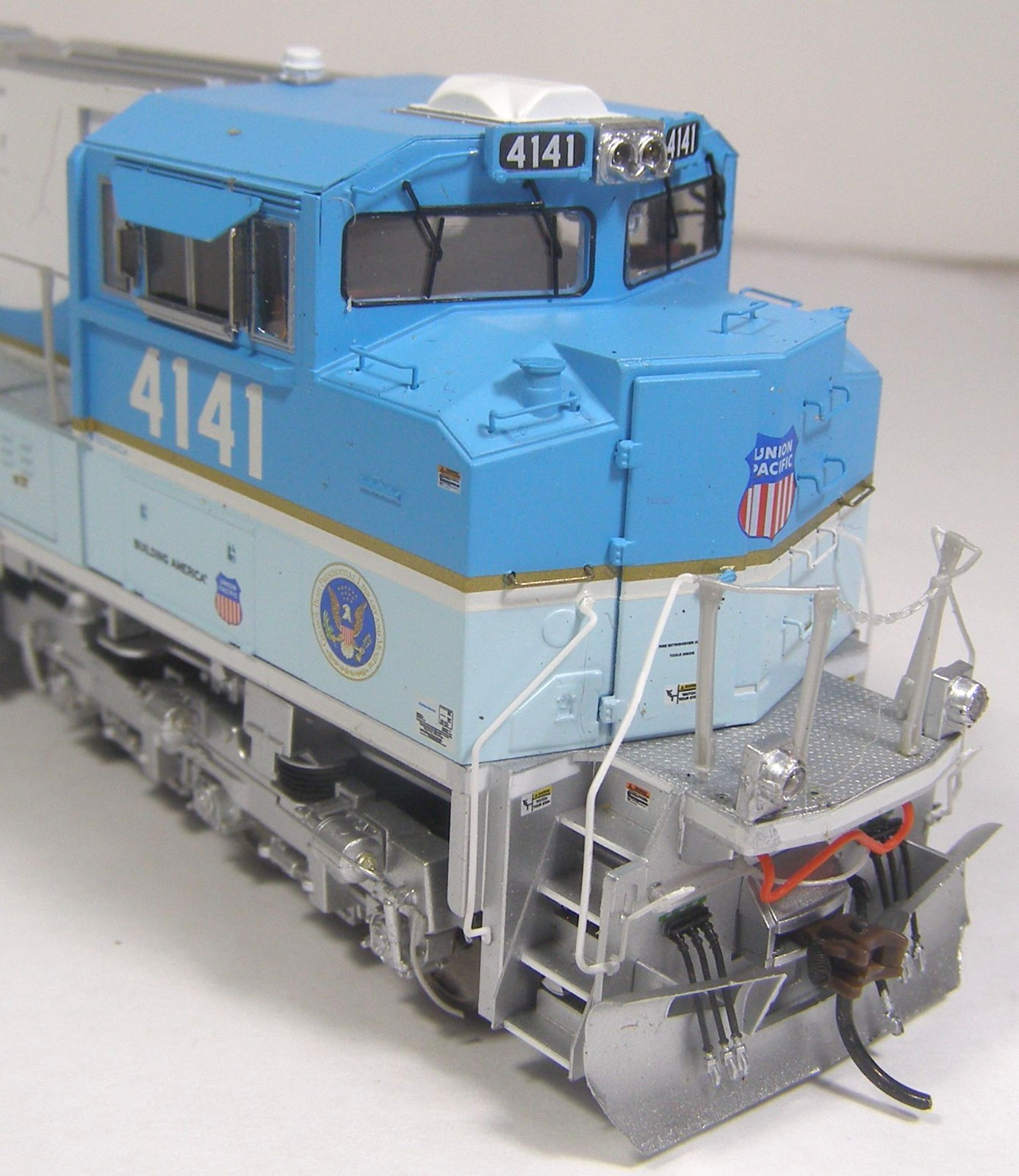 Athearn HO Model RR Diesel Locomotive w/Sound Genesis Bush 4141 SD7OACE TZA