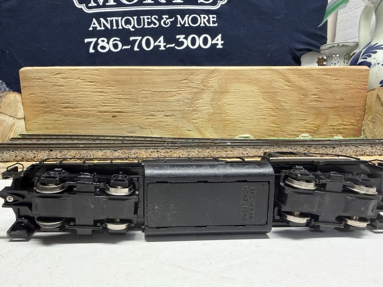 BACHMANN HO SCALE GP-50 SOUTHERN DIESEL LOCOMOTIVE #7077 BLACK AND GOLD