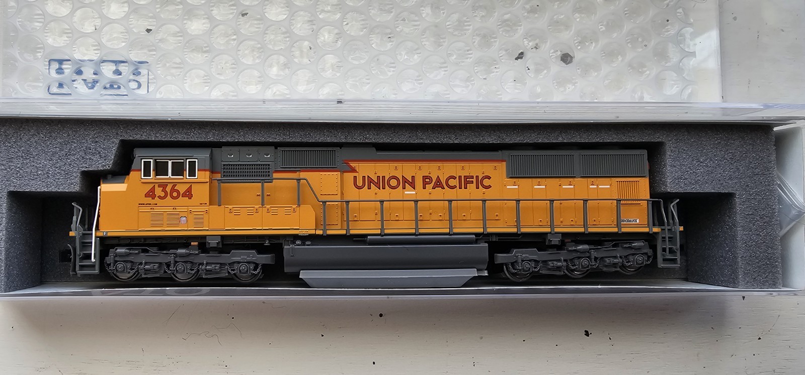 Kato 176-7615 N Union Pacific Flat Radiator EMD SD70M Diesel Locomotive #4364