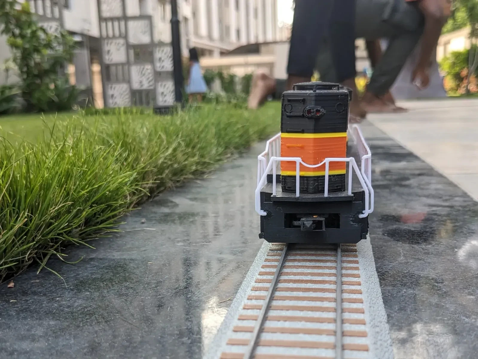 S‑Scale GP60AB Locomotive – Strong Plastic Model w/ Auto Coupler & Bogies