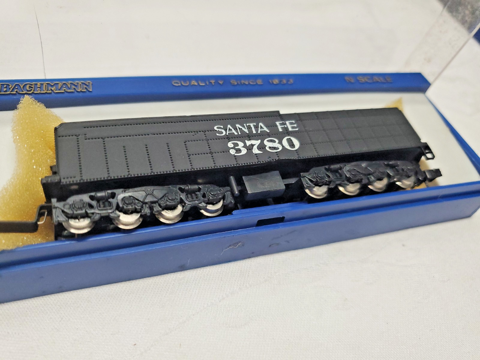 Bachmann N Scale Santa Fe 4-8-4 Steam Loco & Tender 3780, Diesel 353, & 13 Cars