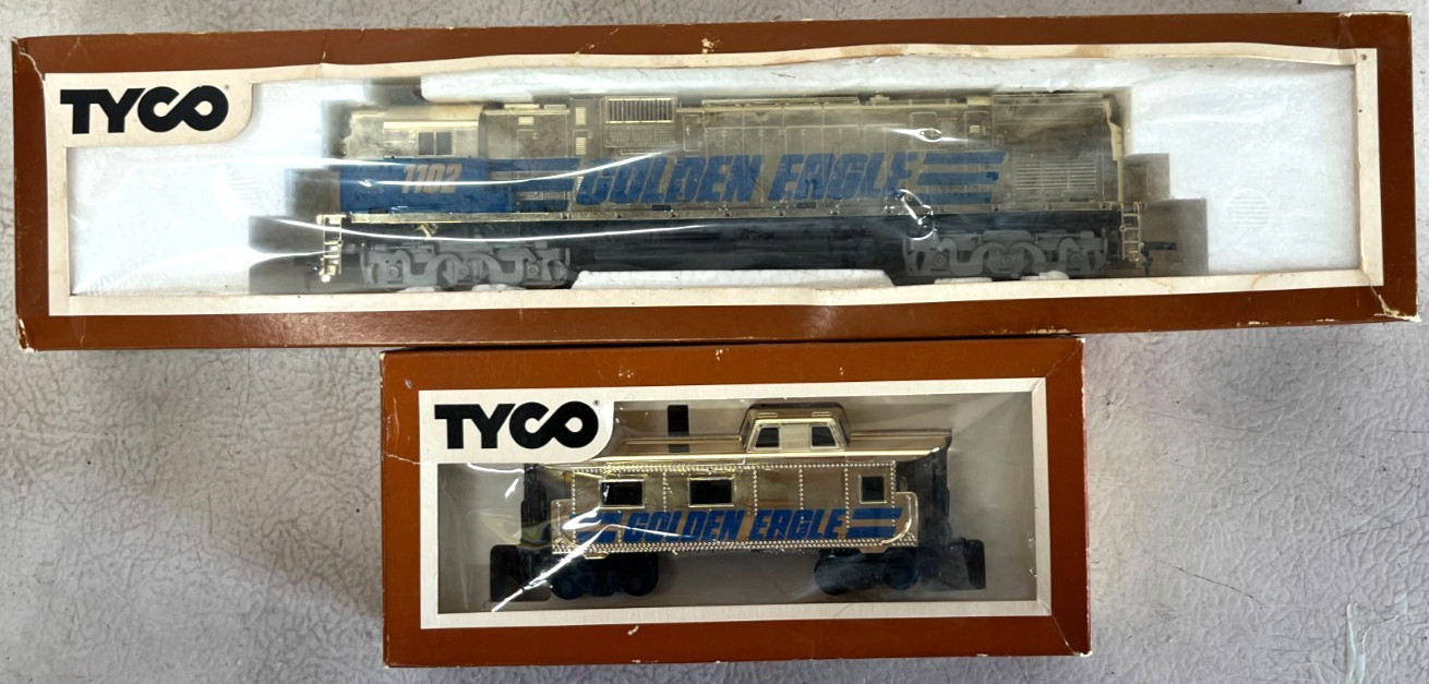 TYCO HO SCALE GOLDEN DIESEL LOCOMOTIVE & CABOOSE SET GOLD & BLUE