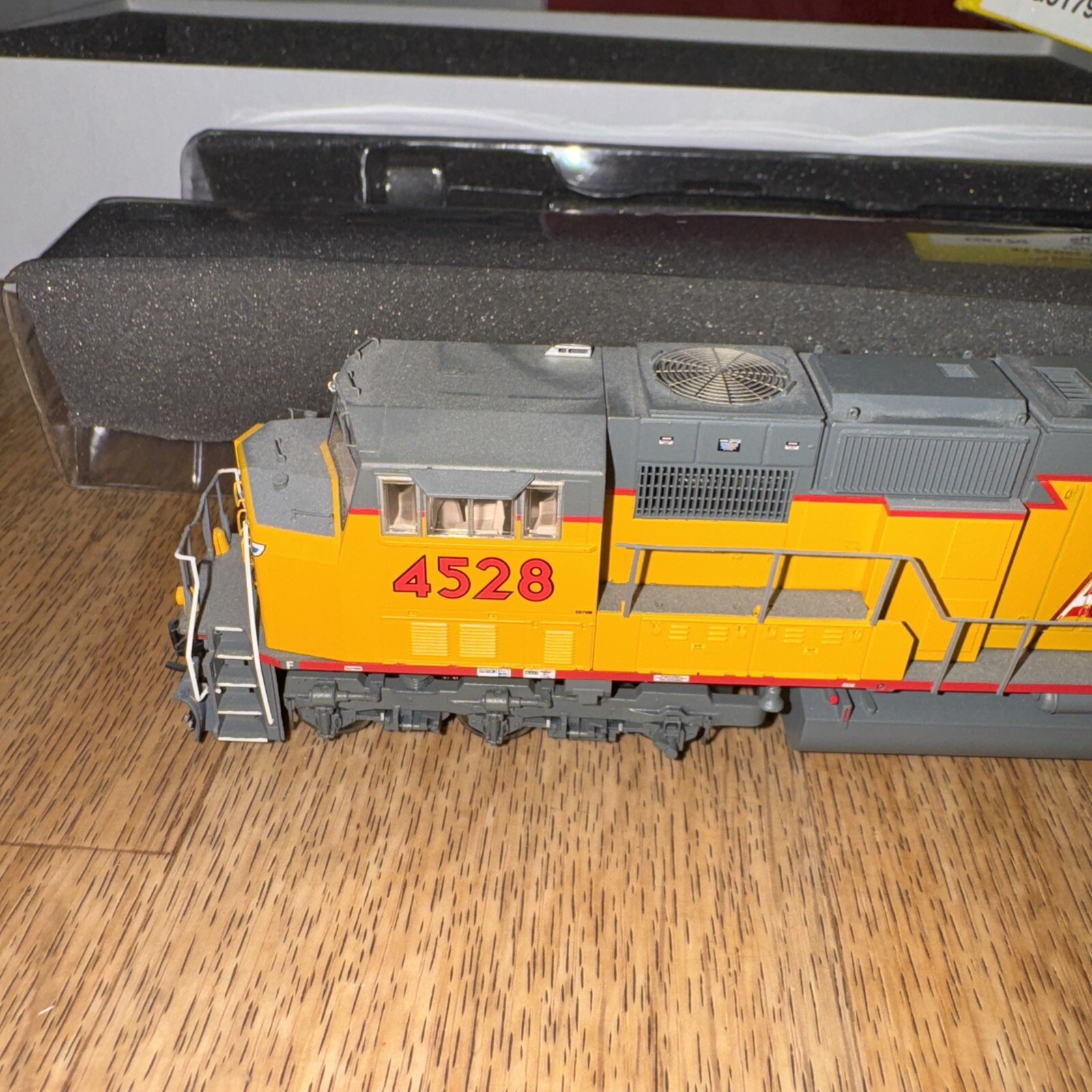 HO Genesis Union Pacific UP SD-70M diesel locomotive 4528 Building America Runs