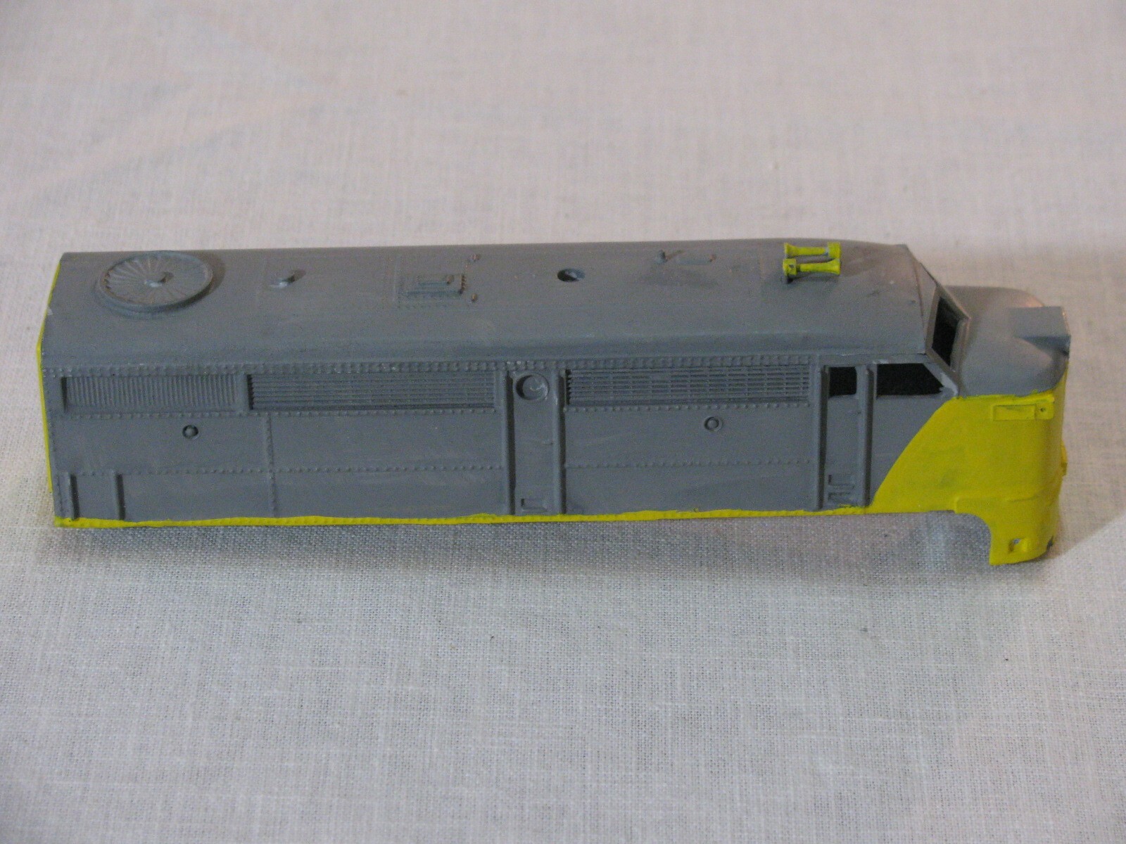 Vtg HO Scale Diesel Locomotive Shell ONLY,Unlettered No #,Yellow/Gray,Unmarked r