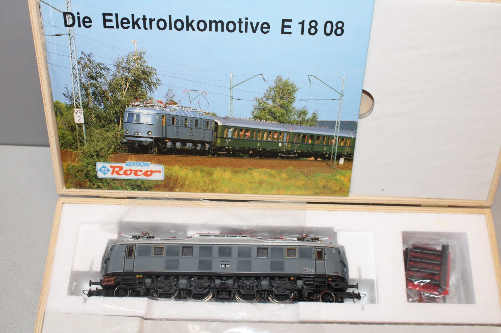 Roco 43981 E18 08 Electric Locomotive DB H0 Analog AC 3-Rail OVP