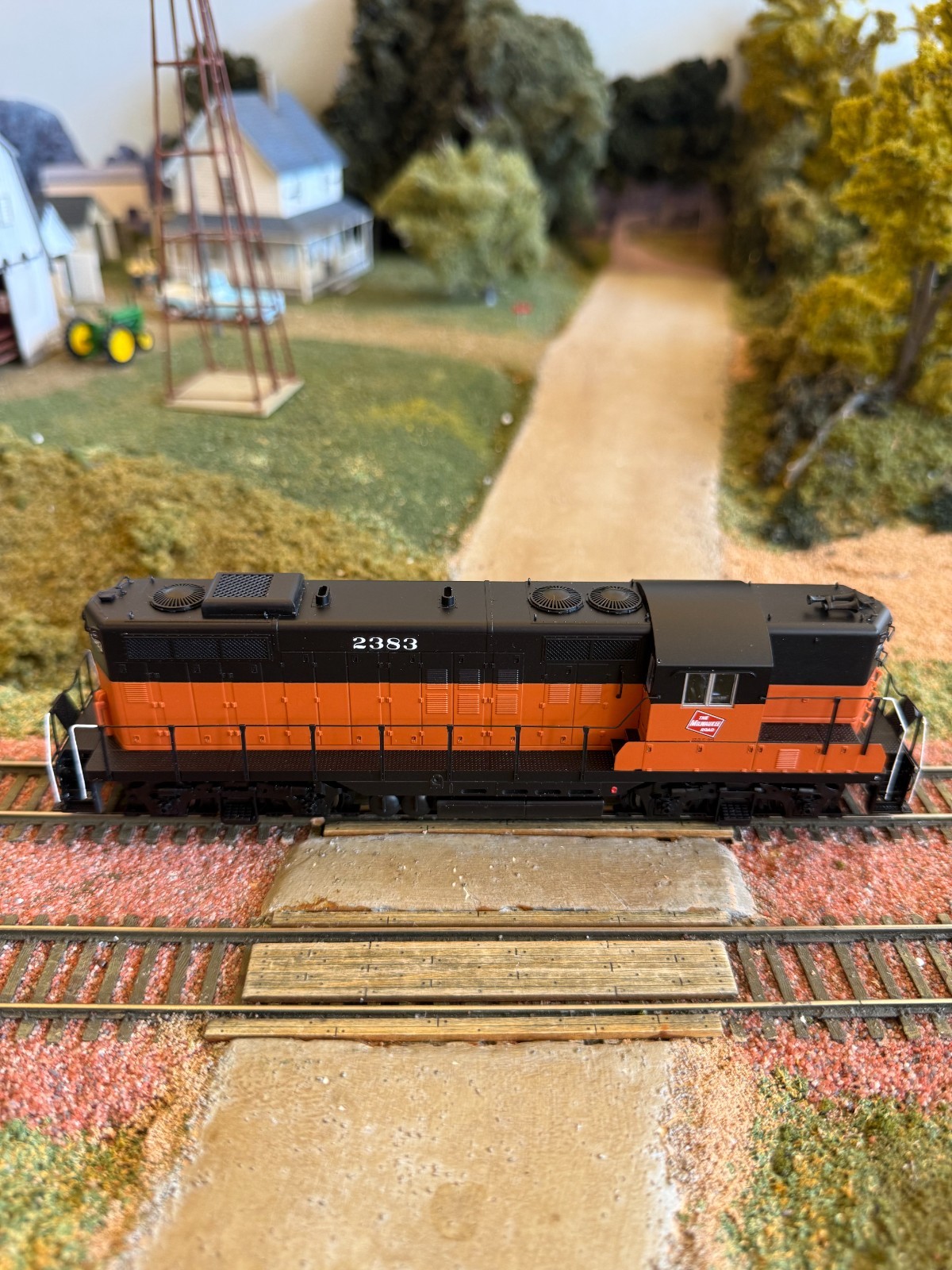 HO Proto 2000 GP9 II Milwaukee Road # 2383 w/NCE Decoder Installed/Box.