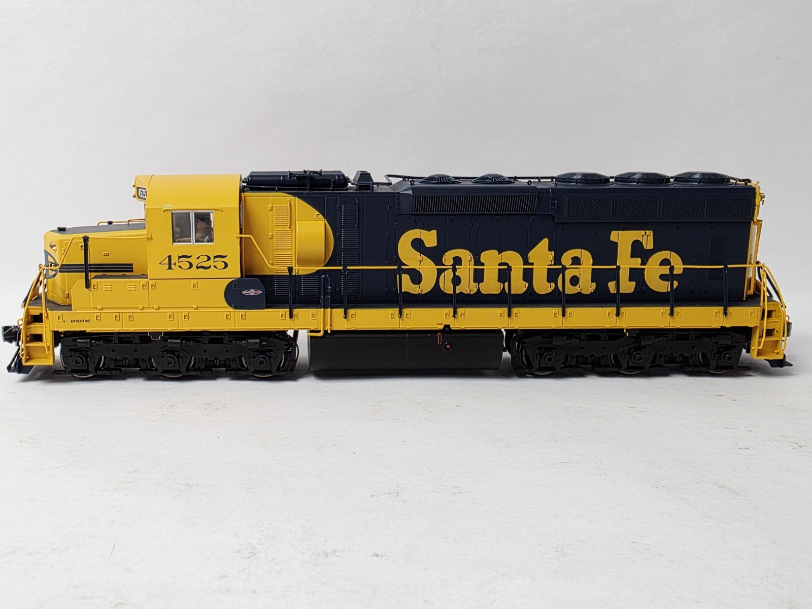 ATLAS GOLD SANTA FE LOCOMOTIVE #4525 W/ SOUND IN BOX VERY NICE LOT 11