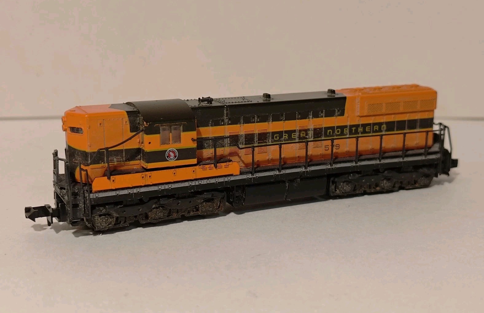 Atlas KATO N Scale Great Northern GN #579 EMD SD9 Diesel Locomotive 4541