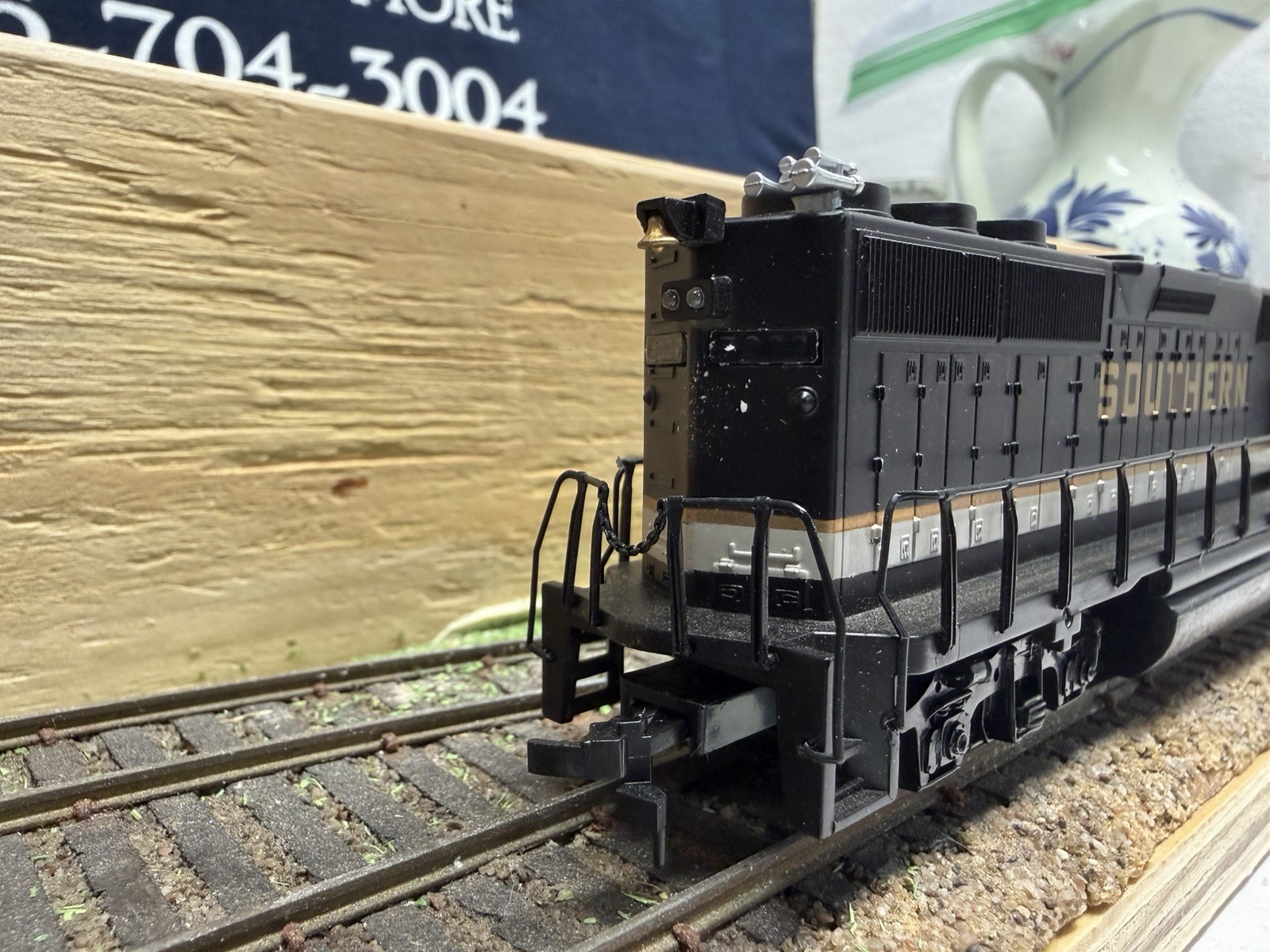 BACHMANN HO SCALE GP-50 SOUTHERN DIESEL LOCOMOTIVE #7077 BLACK AND GOLD