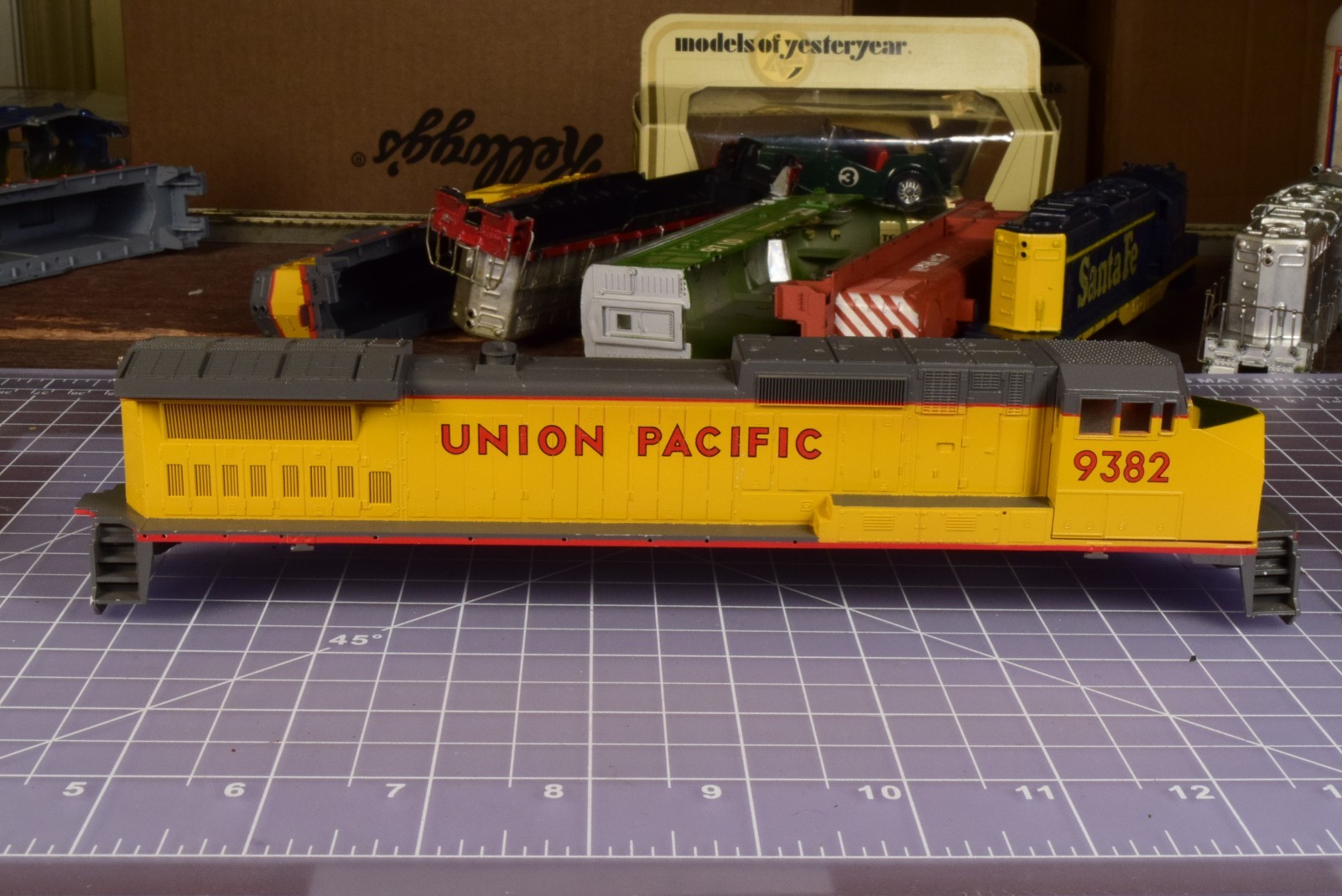 HO SHELL Union Pacific C40-8W DASH 8 cab 9382, no insert/railings SH5