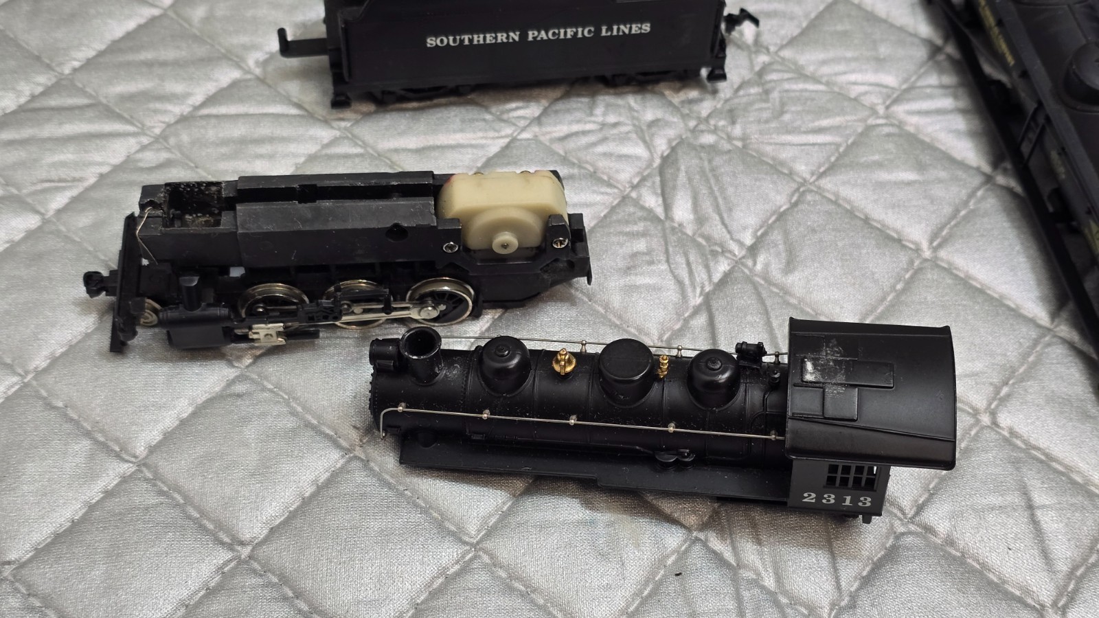 Bachman HO scale Engines Locomotive 2313 + Santa Fe Engine ATSF 32 – Lot of 2
