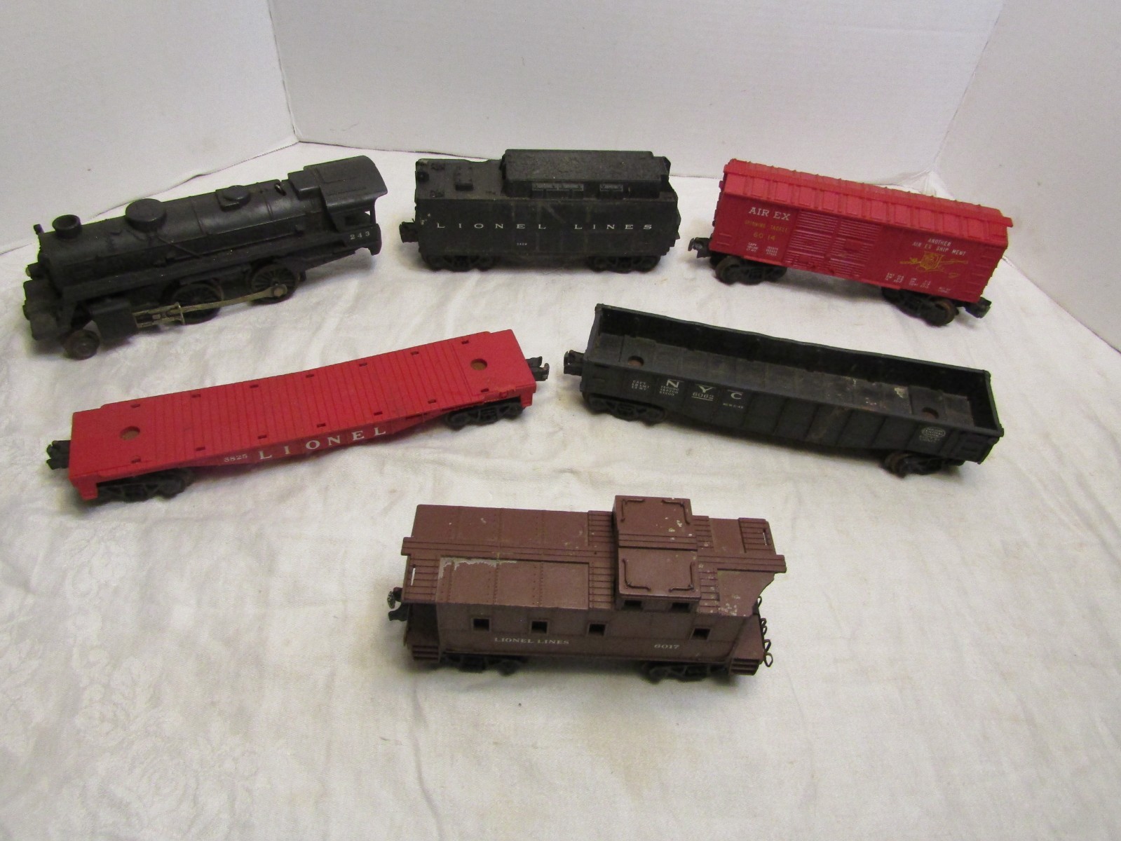 Lionel Train Steam Engine Locomotive Number 027 With Tender Caboose and Cars