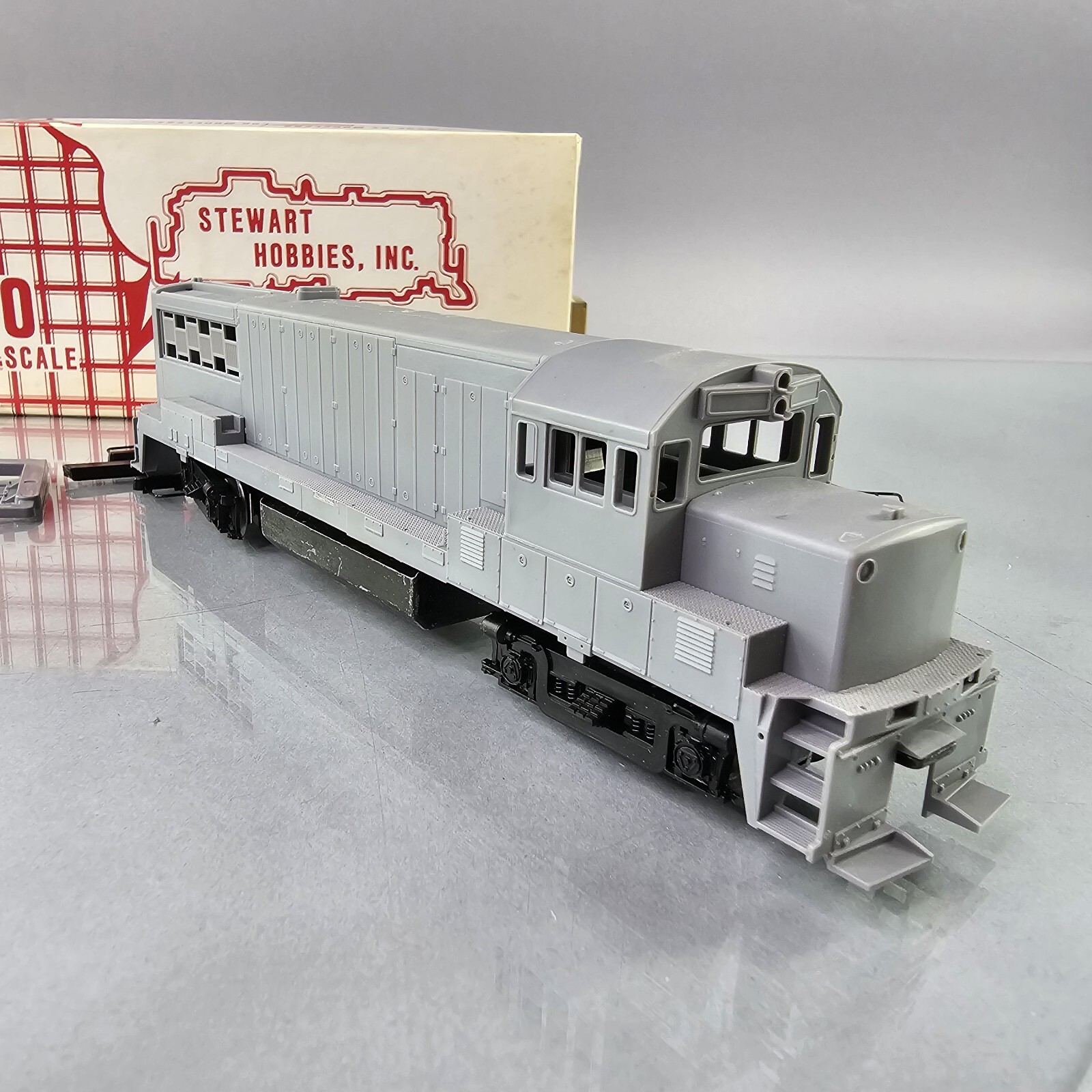 Stewart Hobbies HO GE U25B Powered Diesel Undecorated Train Kit 7000 Phase II