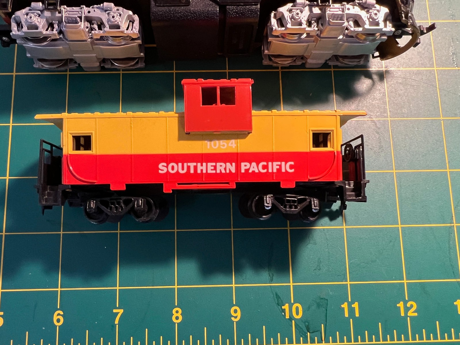 Bachmann HO F-9 diesel & Caboose Southern Pacific 602 Orange/Red Merger Scheme