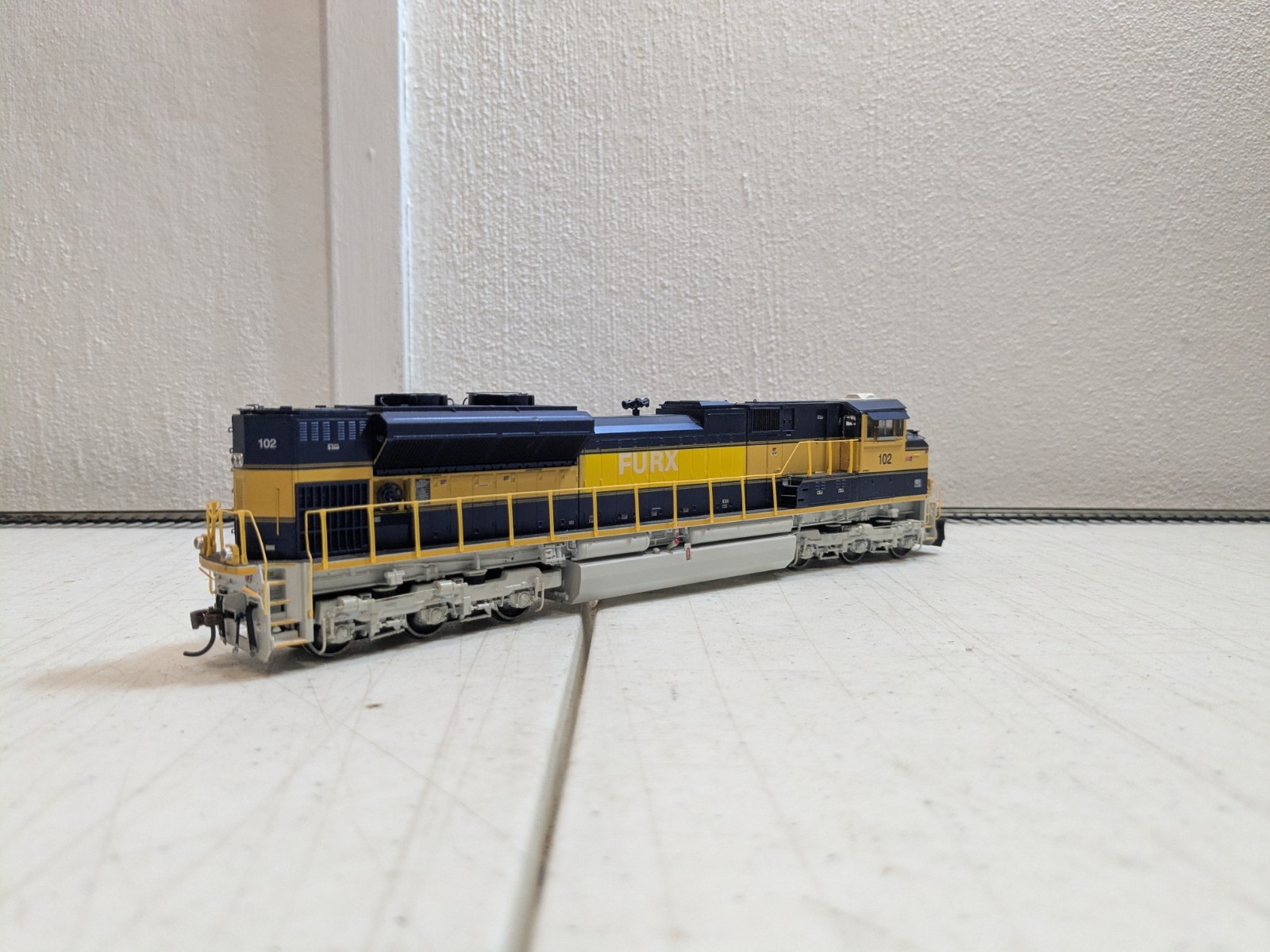 Genesis ATHG69269 – First Union Rail #102 SD70M-2 Diesel Locomotive – DC – HO