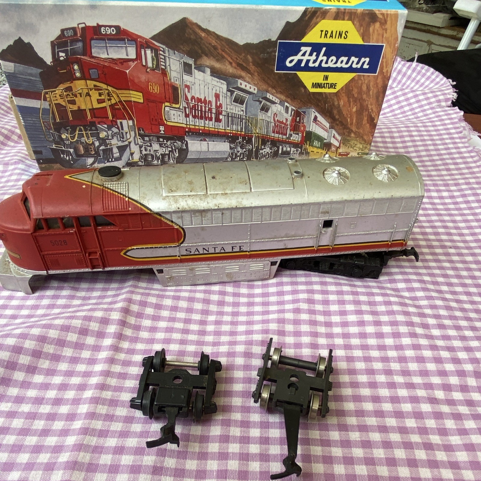 Athearn O Gauge 1:48 Santa Fe Diesel Locomotive 5028 3-Rail Silver/Red for parts