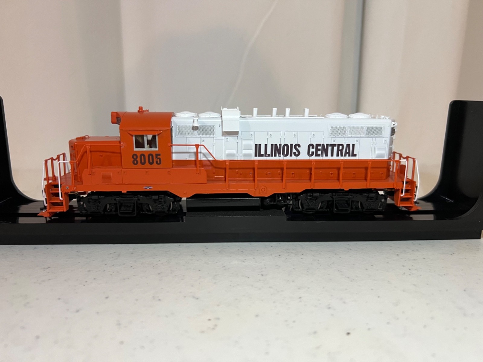 NIB HO Intermountain Illinois Central GP10 with LokSound