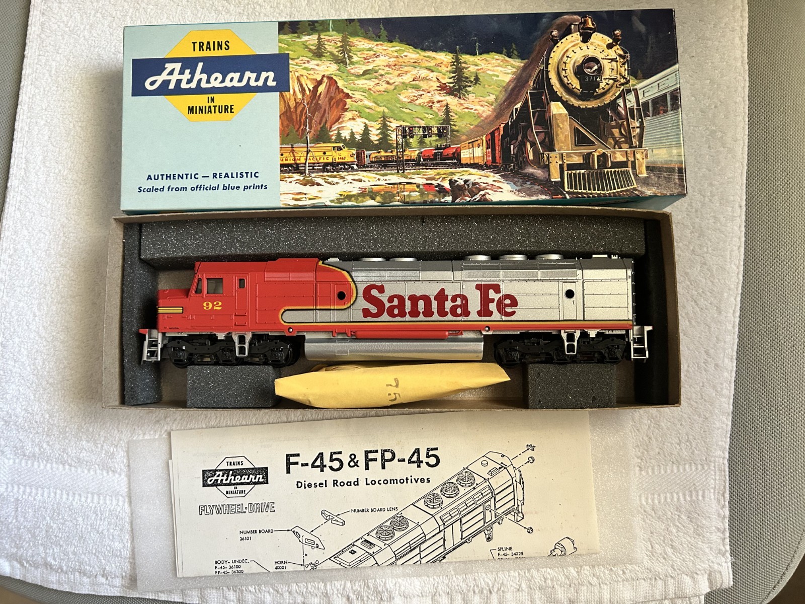 HO SCALE SANTA FE PASSENGER NON-POWERED FP-45 DIESEL LOCO, NEW/UNUSED/OB