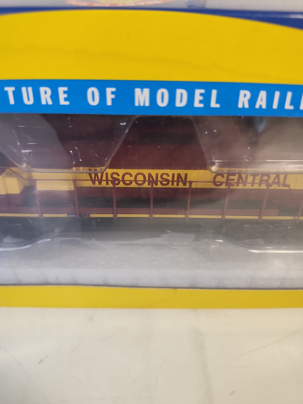 Athearn HO Wisconsin Central 2001 EMD GP38-2 #2001 – DCC Quick Plug 78889