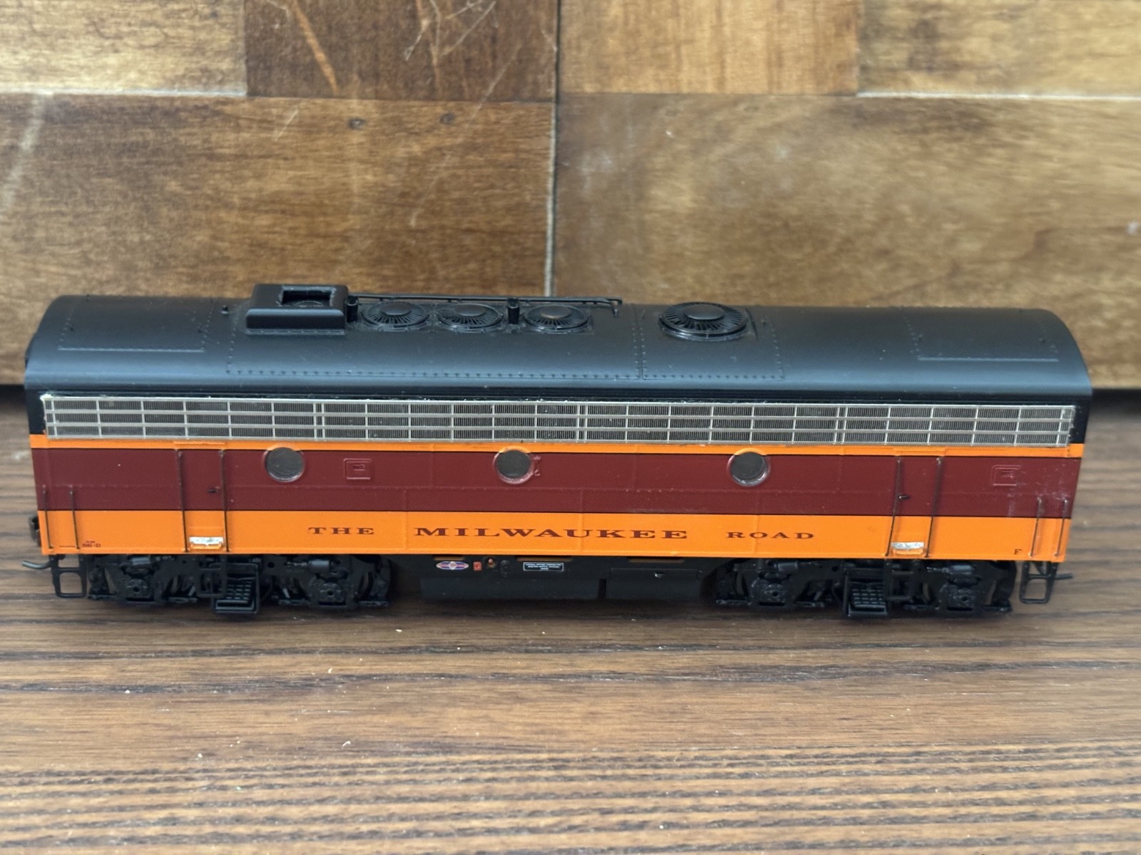 Athearn Genesis HO Scale Milwaukee Road AB Diesel Locomotive Set Runs Rough