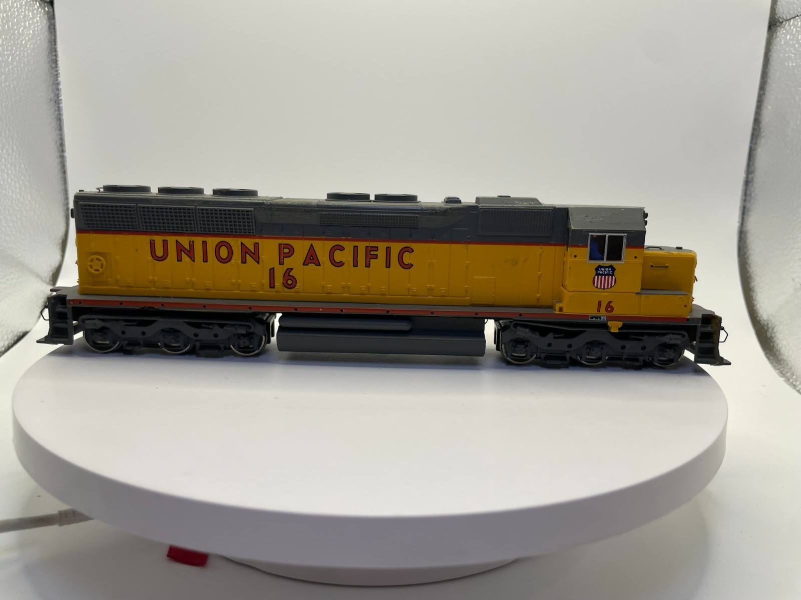 HO Scale Union Pacific SD45 Locomotive #16 – Light Function Details NOT Included
