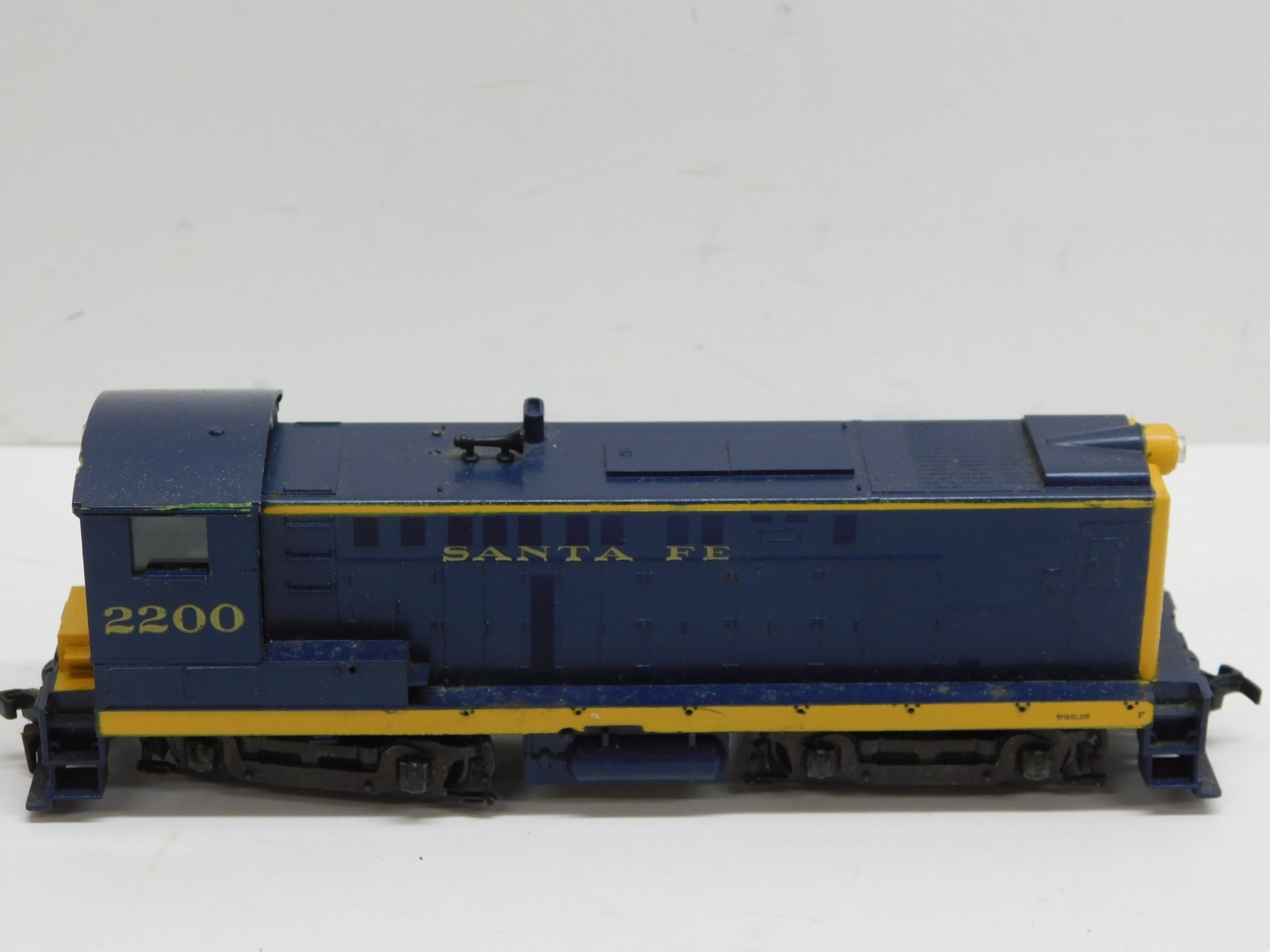 Athearn HO Blue Box Santa Fe S12 Diesel Engine #2200 – Powered Unit