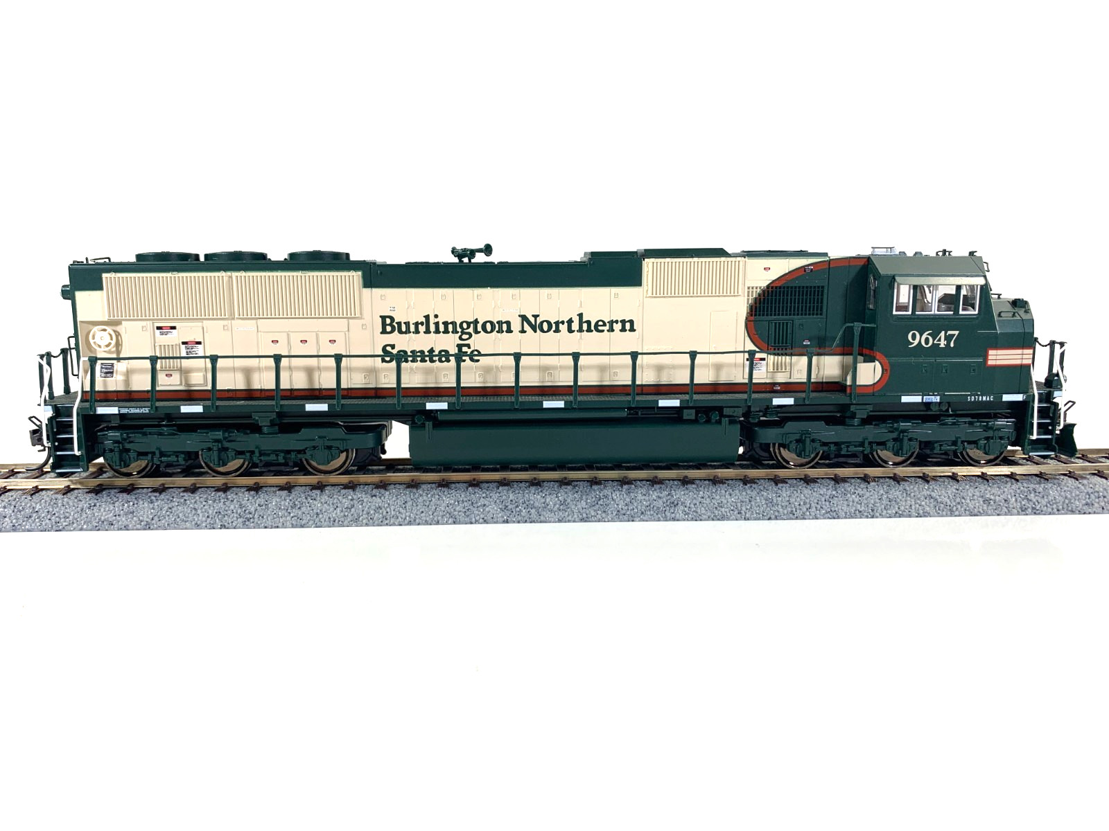 Kato HO 37-6383 BNSF Merger Scheme SD70MAC Diesel # 9647 -DCC/ No Sound
