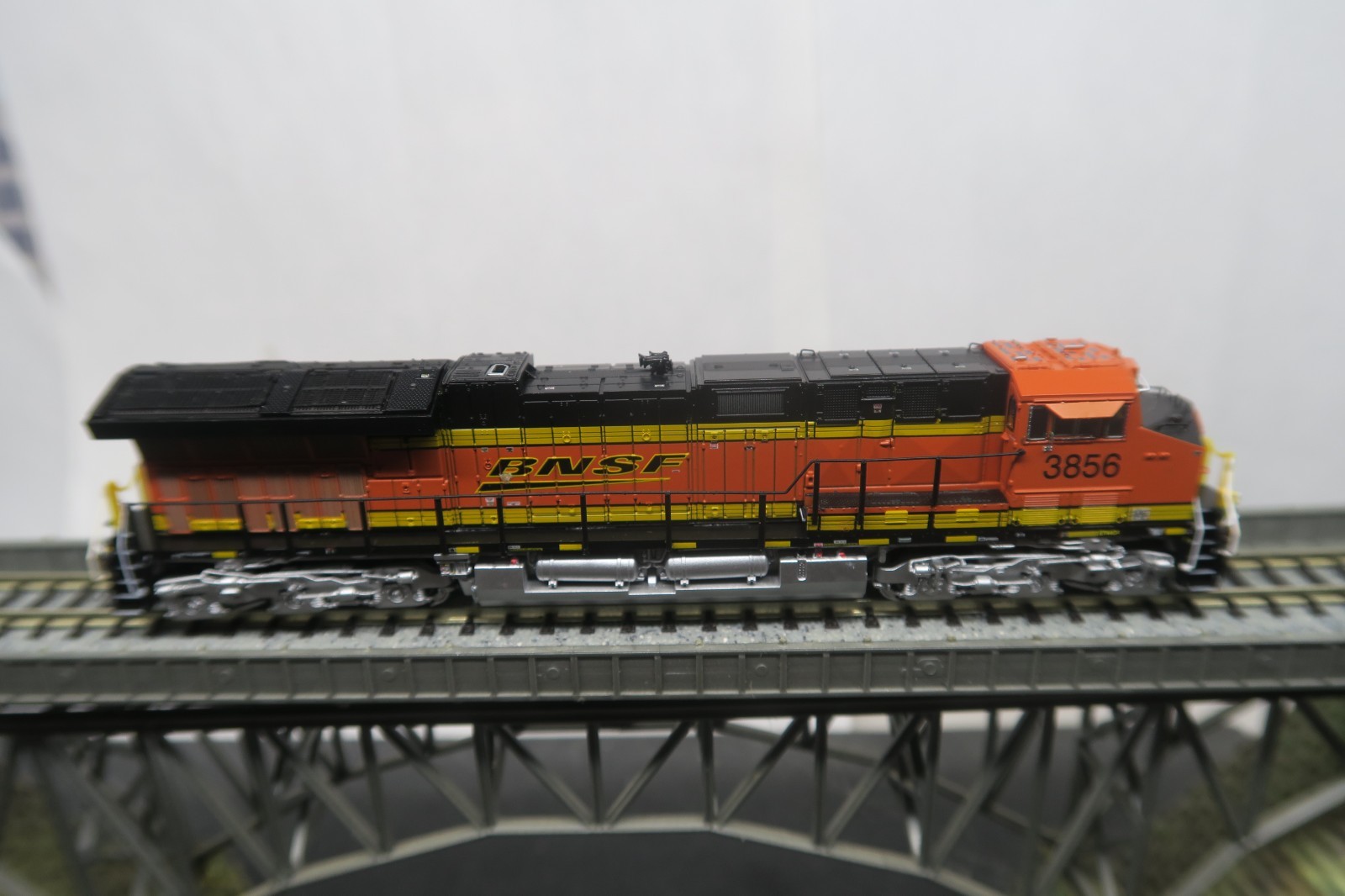 SCALETRAINS RIVET COUNTER N SCALE SXT30609 GE TIER 4 BNSF RWY ET44C4 #3856!