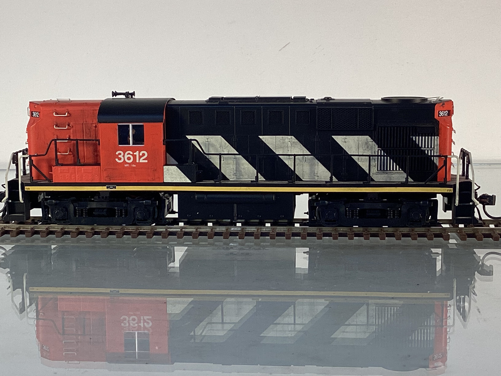 Atlas Classic HO Central Vermont (DW&P) RS11 #3613, Soundtraxx Sound DCC