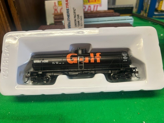 NCE Cab Controler, 1-Walthers Mainline EMD SD60M DCC w/LokSound – CP and CSX DCC