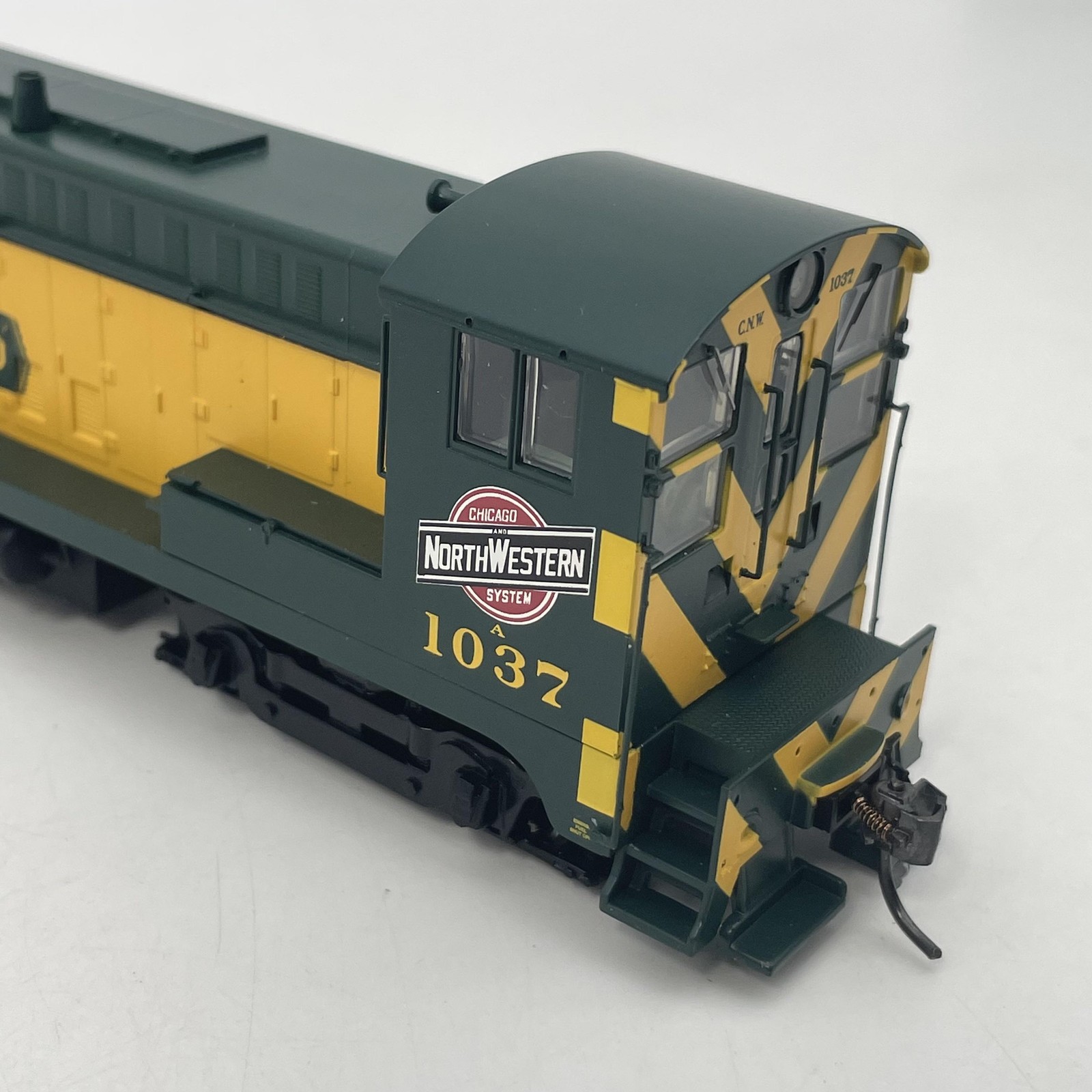 Bowser HO Scale Baldwin VO-1000 Diesel Locomotive C&NW 1037 Green 400 Lighted DC