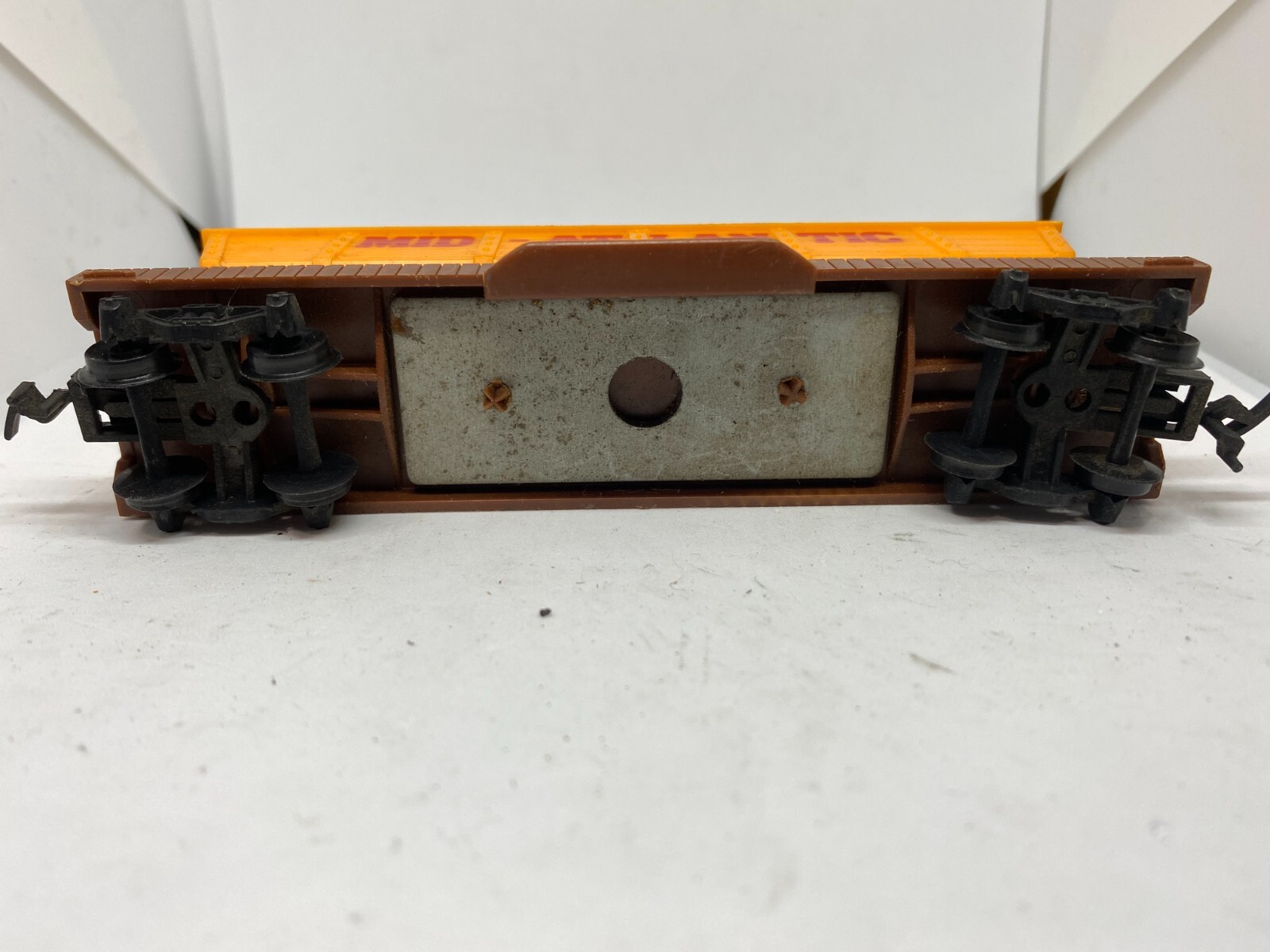 H. O. Scale Mid Atlantic container car, with dumping feature, yellow, 1:87 scale