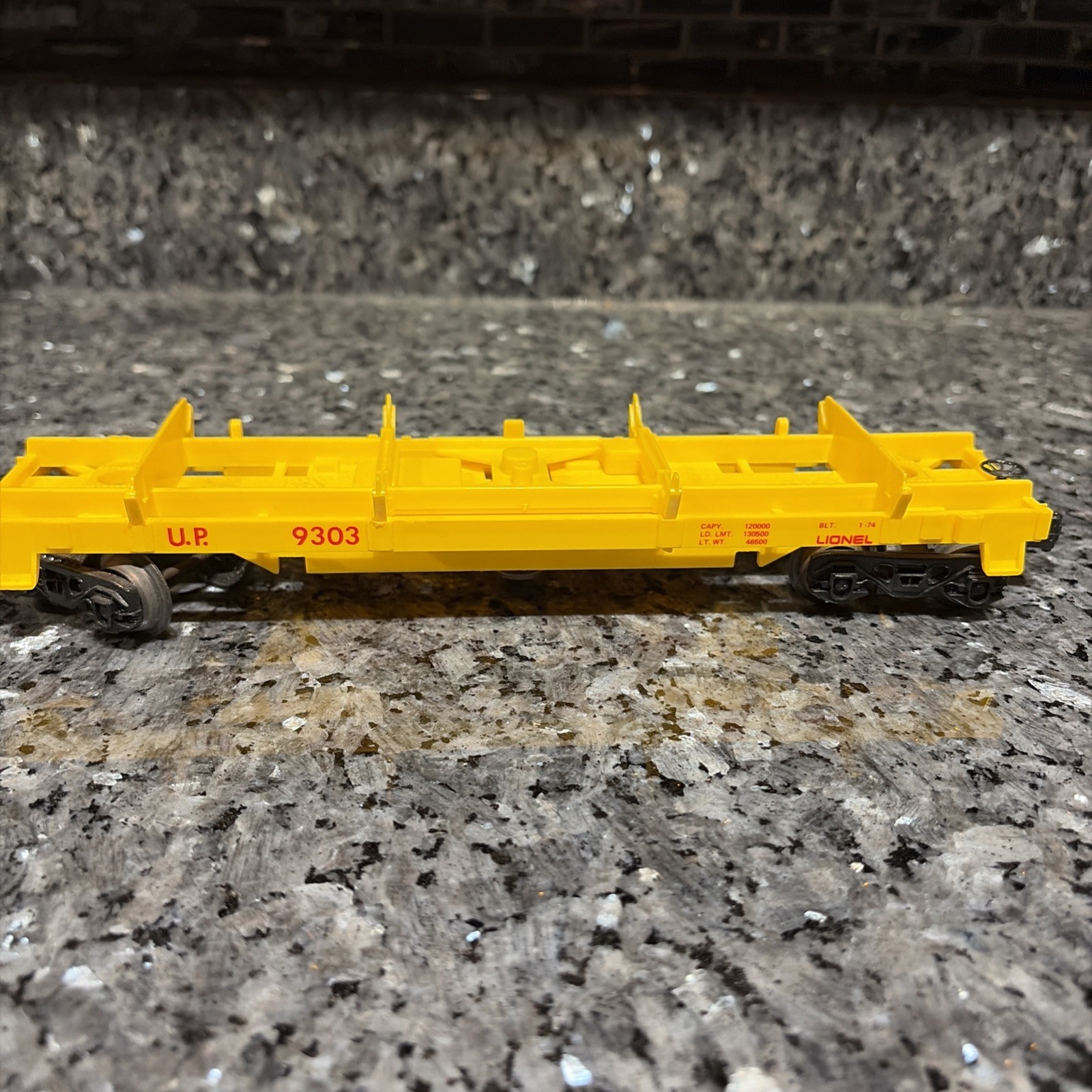 Lionel 6-9303 0-27 Union Pacific Log Dump Car Vintage with 160 Bin