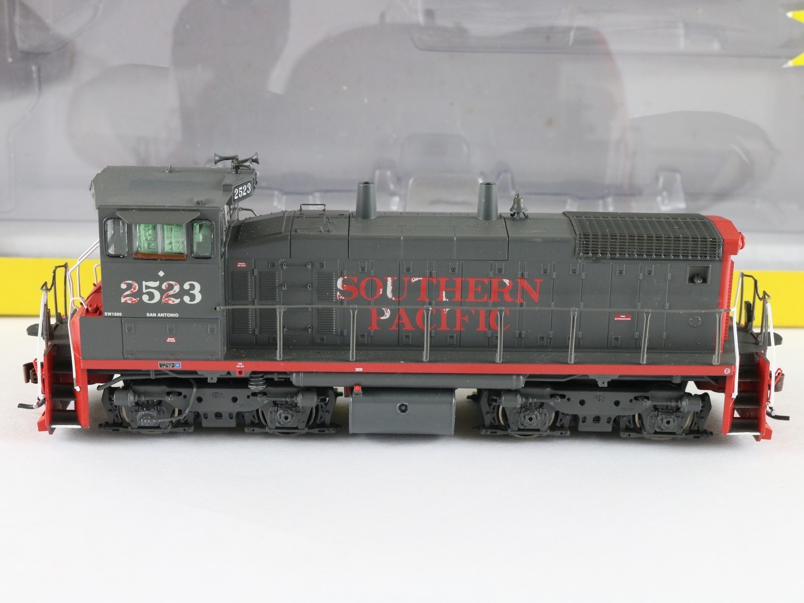 Athearn HO 96682 Southern Pacific 2523 SW1500 Worn Red Lettering Diesel Loco