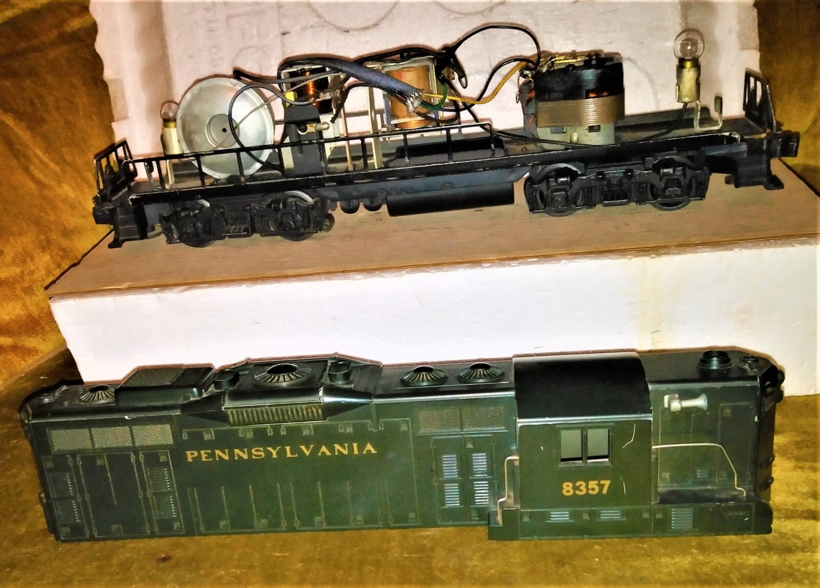1955 LIONEL POSTWAR #2338 MILWAUKEE GP-9 DIESEL WITH REPRO #8357 PENN SHELL NICE