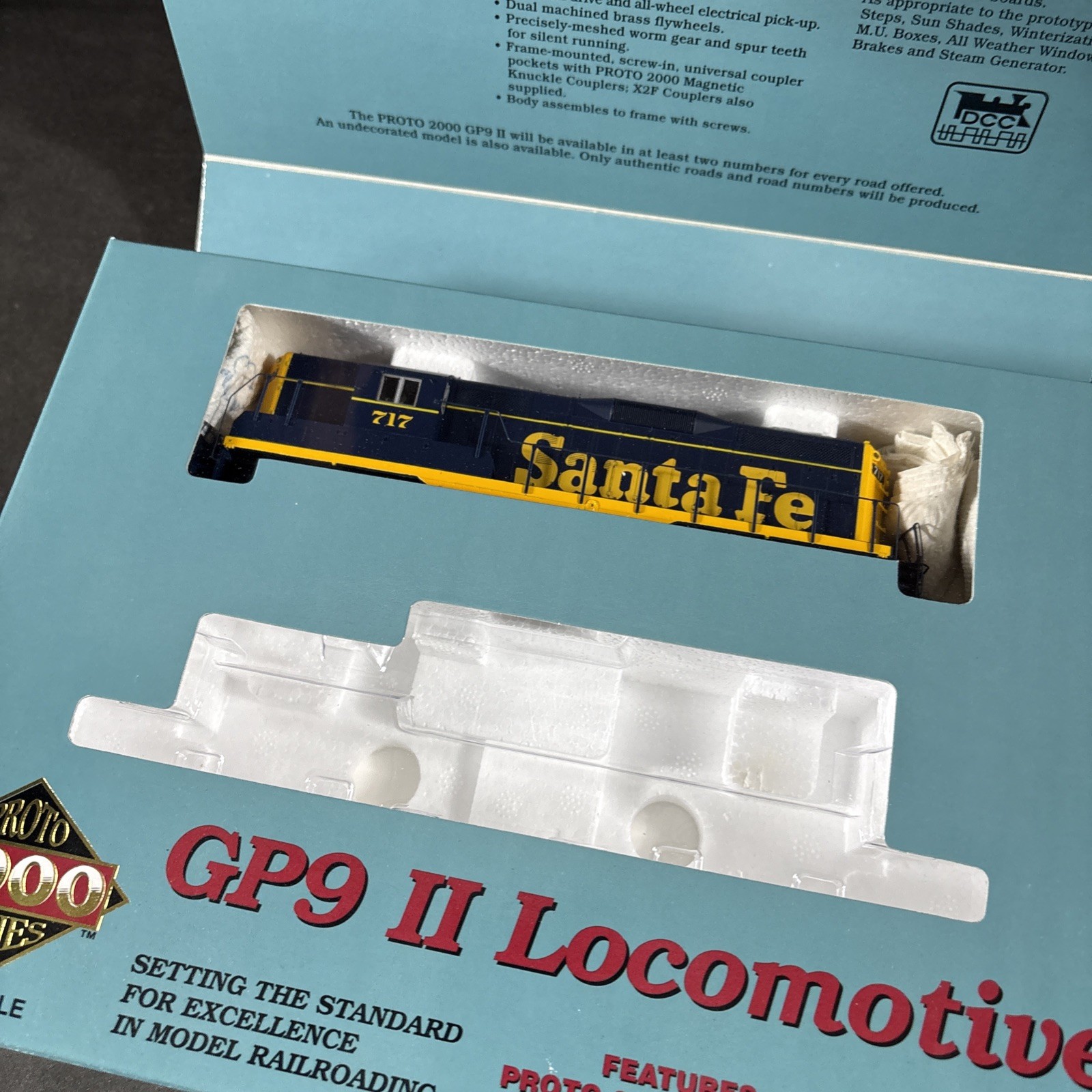 PROTO 2000 HO SCALE LOCOMOTIVE GP9 II ASSEMBLED WORKING 23695 AT&SF #717 SANTA