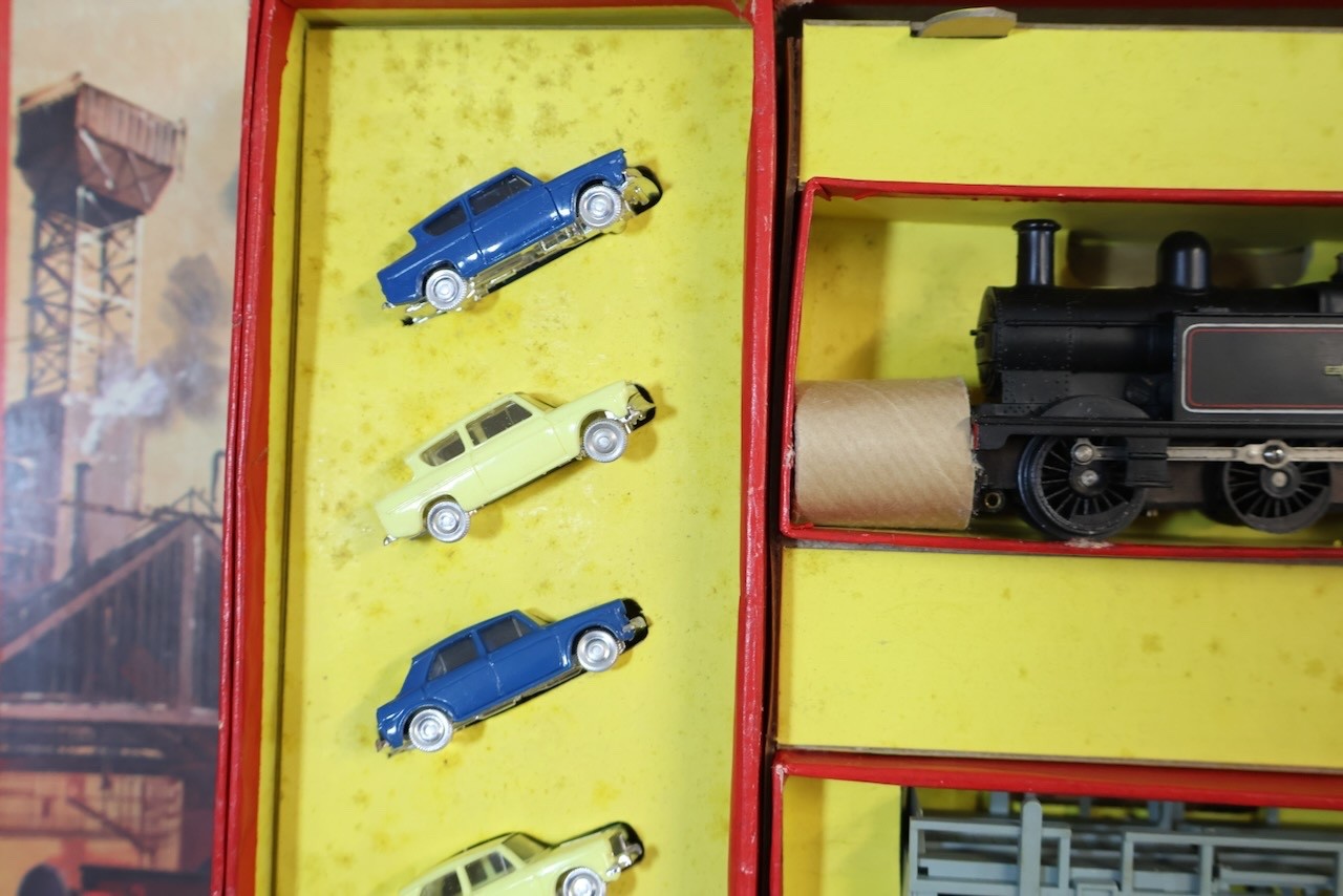 TRIANG HORNBY RS62 CAR-A-BELL SET with BR 0-6-0 CLASS 3F LOCOMOTIVE 47606 2op