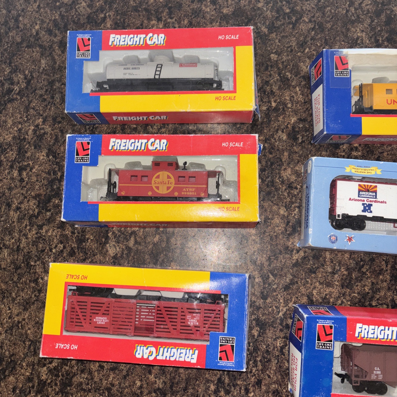 Life Like Trains HO Scale Electric Locomotive freight Car Caboose LOT￼