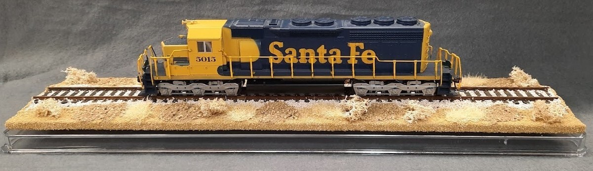HO SCALE 16″ SINGLE TRACK DISPLAY CASE- “DESERT SCENE”- FOR ANY HO TRAINS