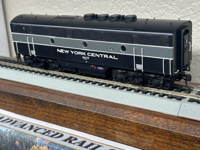 NEW YORK CENTRAL EMD F3B LOCO – FACTORY DC/DCC / QUANTUM SOUND HO Scale NEW OOP