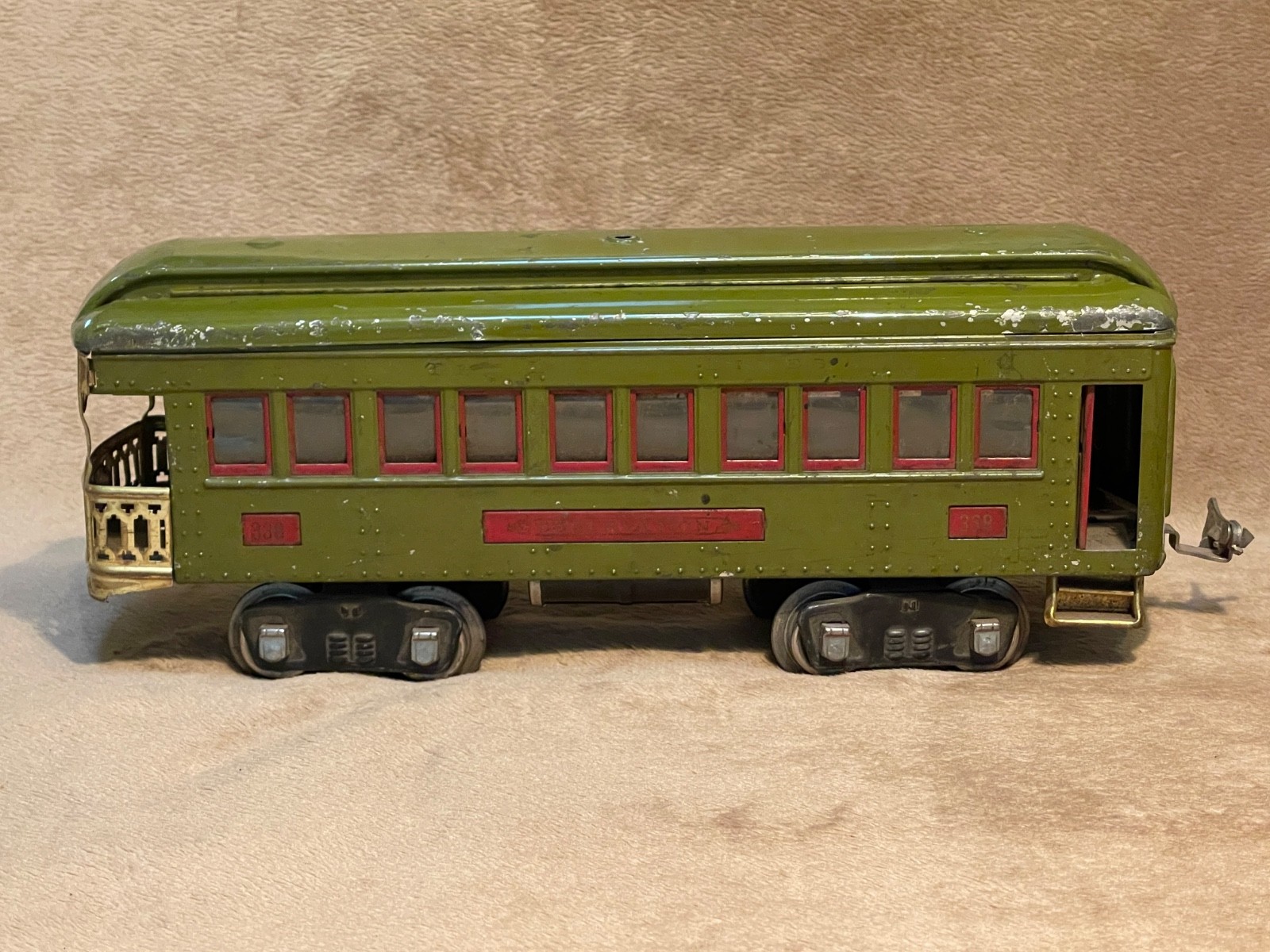 Lionel prewar Standard Gauge electric loco #8, cars 337 and 338. Needs help.