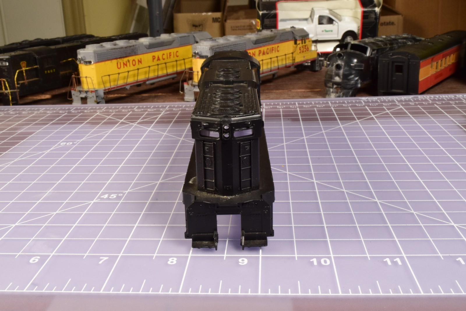 athearn HO SHELL Pennsylvania PRR 7607 SD9 2 Hole Mounts approx 3 in apart TTS