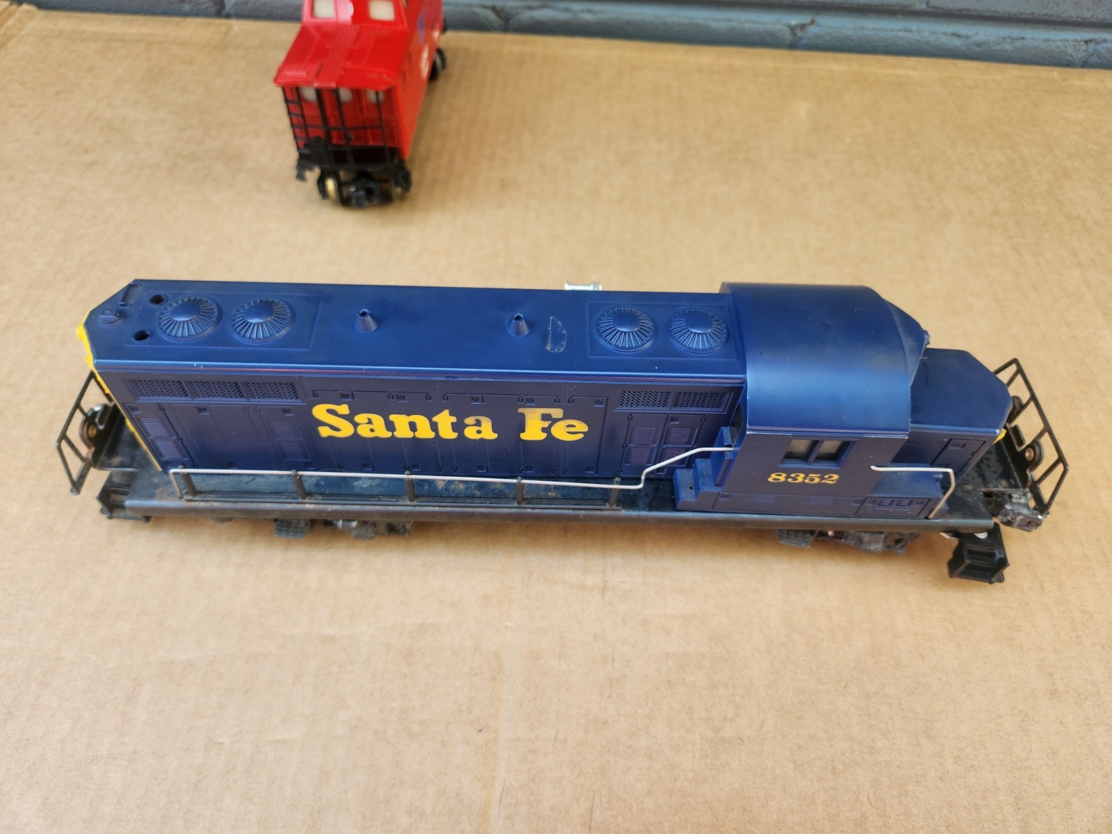 Lionel 8352 Santa Fe GP7 Powered Diesel Switcher Locomotive & 9163 AT&SF Caboose