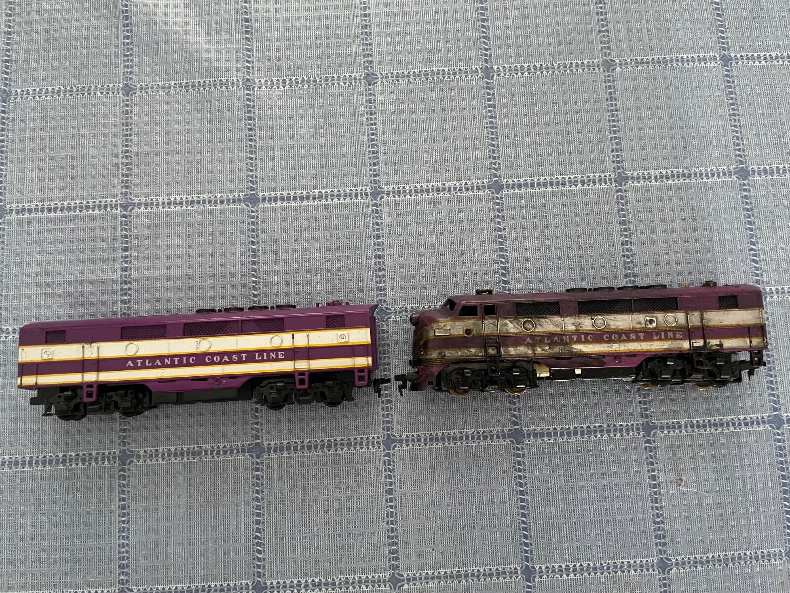HO Atlantic Coast Line Powered Diesel Engine Locomotive w/Passenger Boxcar