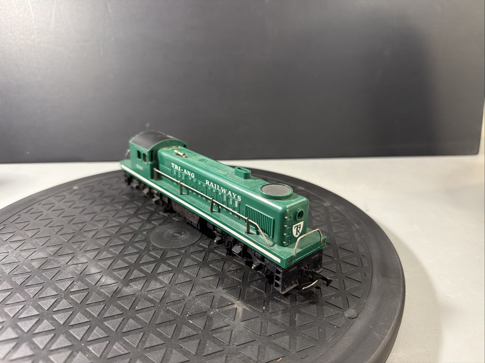 TRI-ANG LOCOMOTIVE R.155 TRANSCONTINENTAL BO-BO ROAD SWITCHER DIESEL #5007 F.16