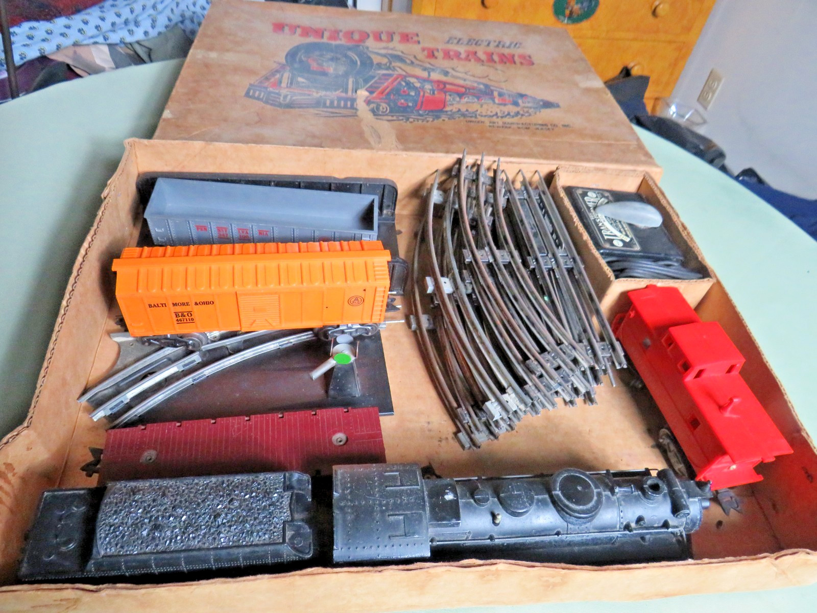 VINTAGE 1950s UNIQUE / MARX O OR 027 GAUGE ELECTRIC FREIGHT TRAIN SET IN BOX