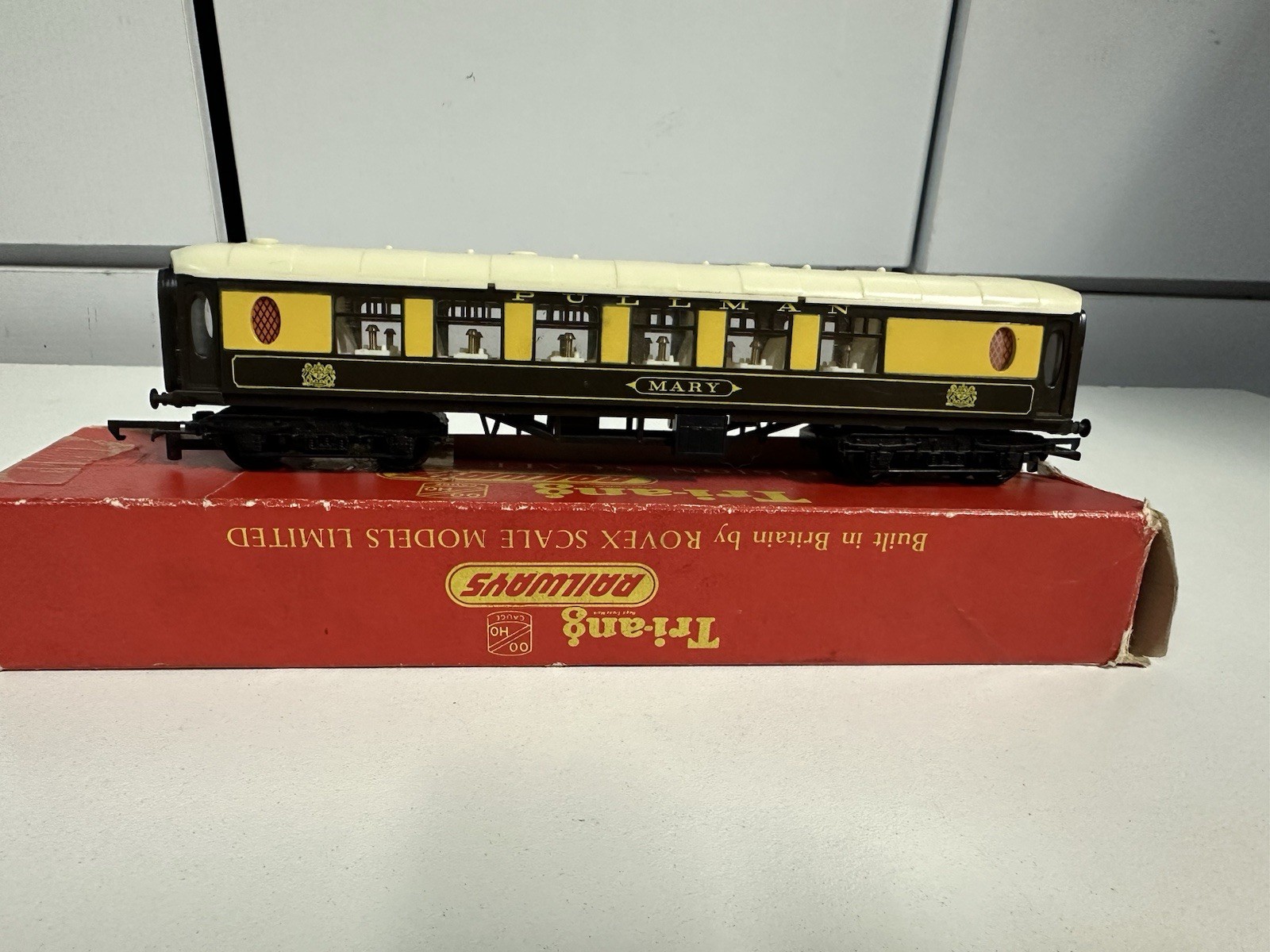 TRIANG R228 PULLMAN FIRST CLASS PASSENGER COACH BOXED