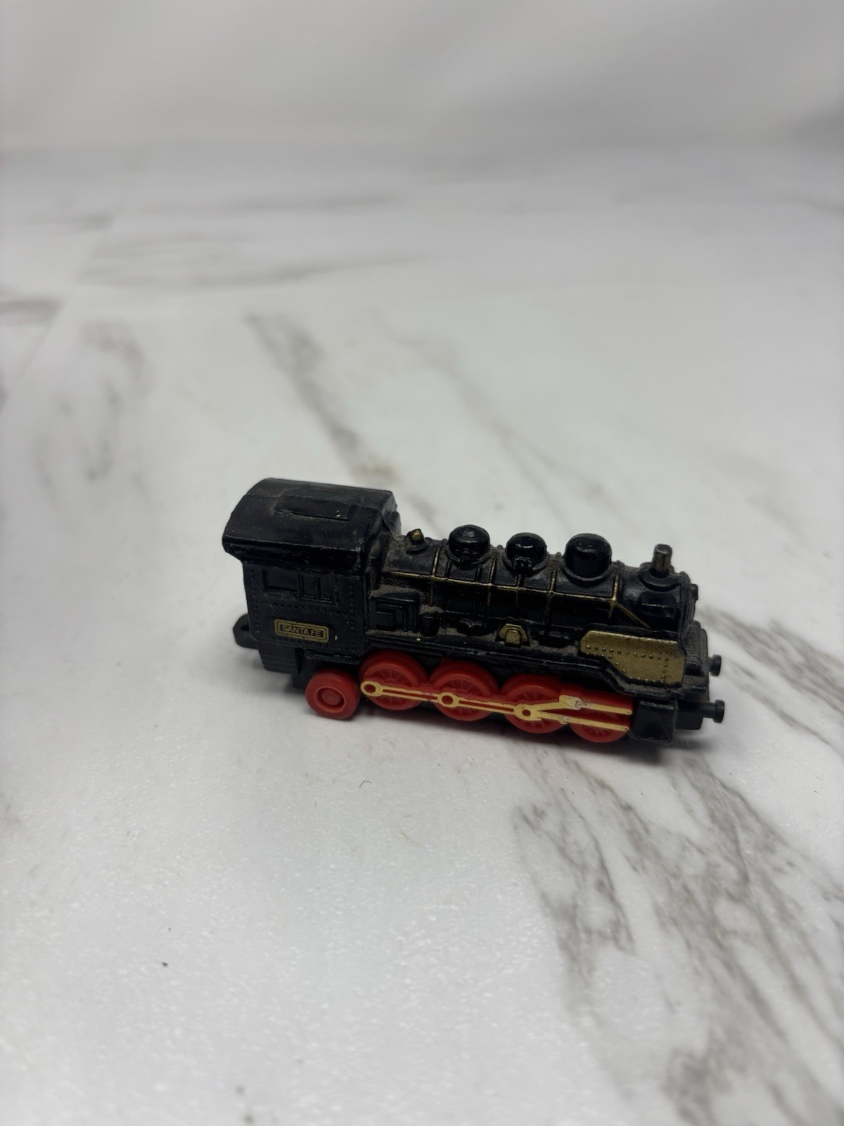 Vintage Soma Pull N Go Santa Fe diecast engine car train carriage, 1989