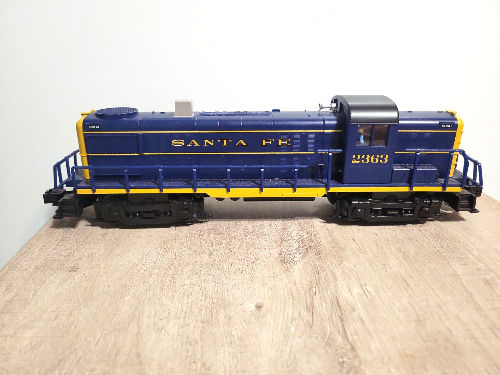 Lionel O Gauge Santa Fe #2363 RS-3 Diesel Engine w/ATSF Caboose & Gondola