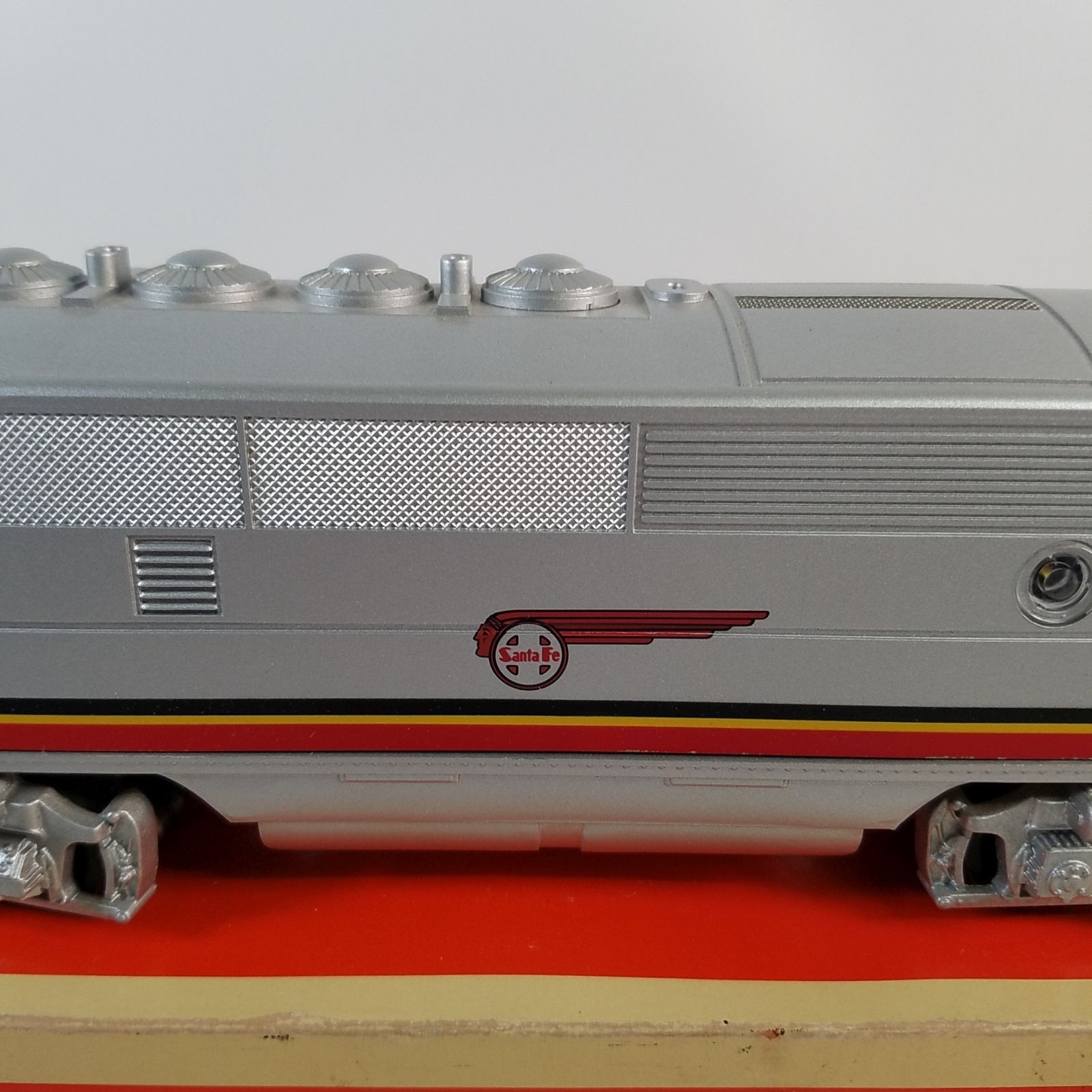 Lionel Santa Fe 2343C F3B War Bonnet O Gauge Silver Truck Clear Porthole 6-18136
